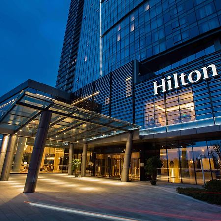 Hilton Wuhan Yangtze Riverside Экстерьер фото