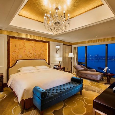 Hilton Wuhan Yangtze Riverside Экстерьер фото