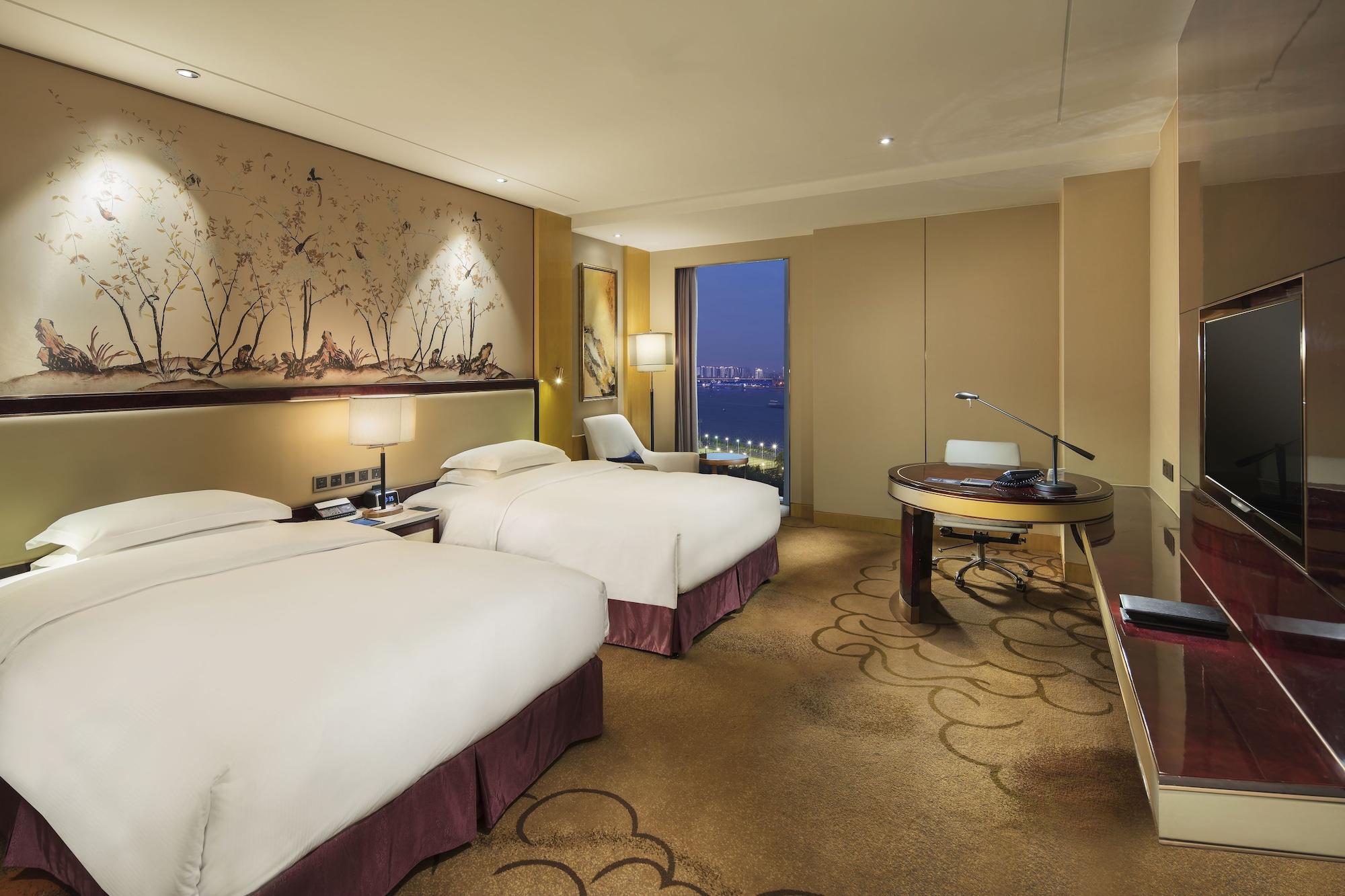 Hilton Wuhan Yangtze Riverside Экстерьер фото