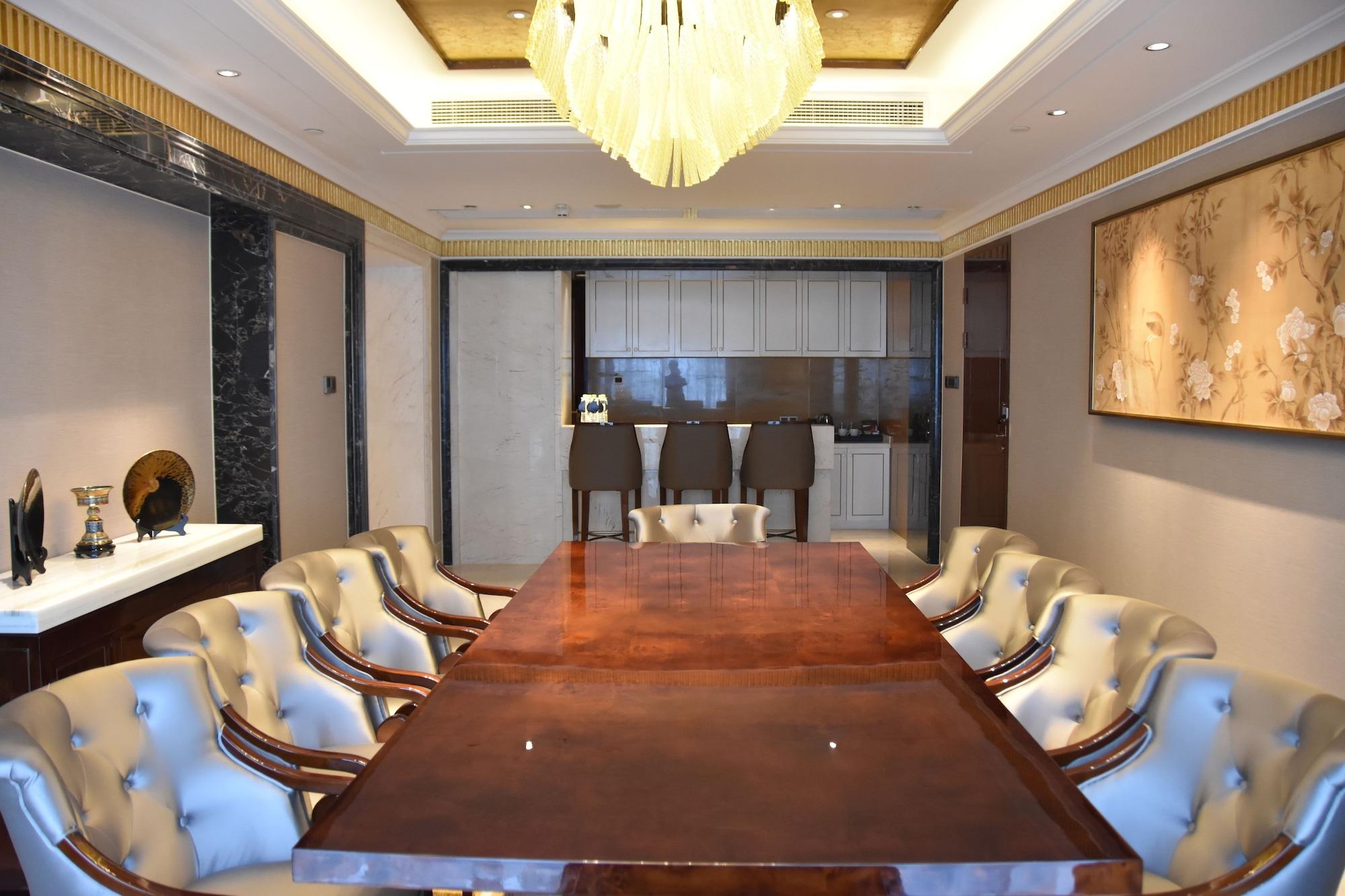 Hilton Wuhan Yangtze Riverside Экстерьер фото
