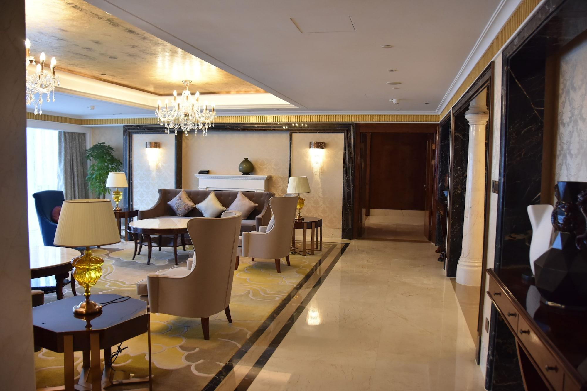 Hilton Wuhan Yangtze Riverside Экстерьер фото