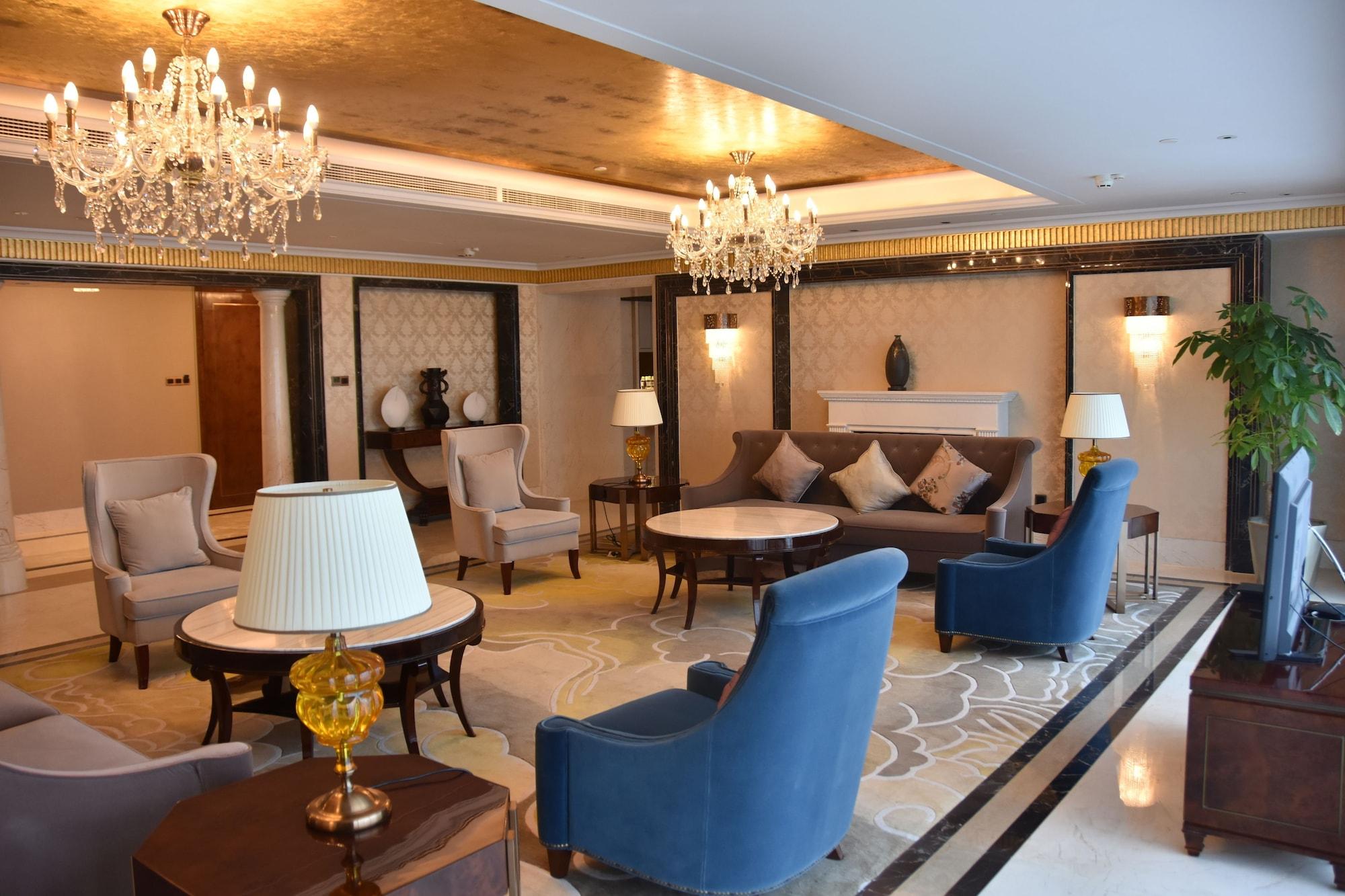 Hilton Wuhan Yangtze Riverside Экстерьер фото
