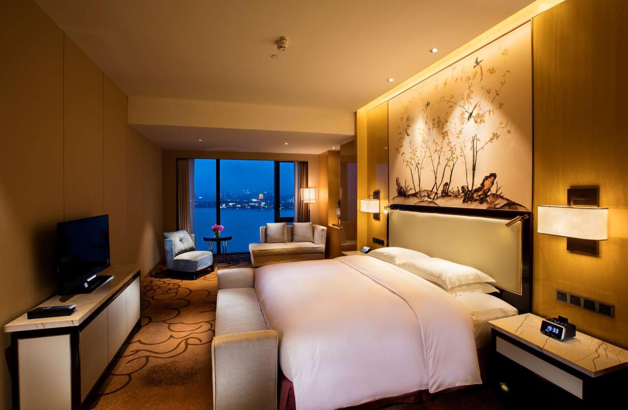 Hilton Wuhan Yangtze Riverside Экстерьер фото