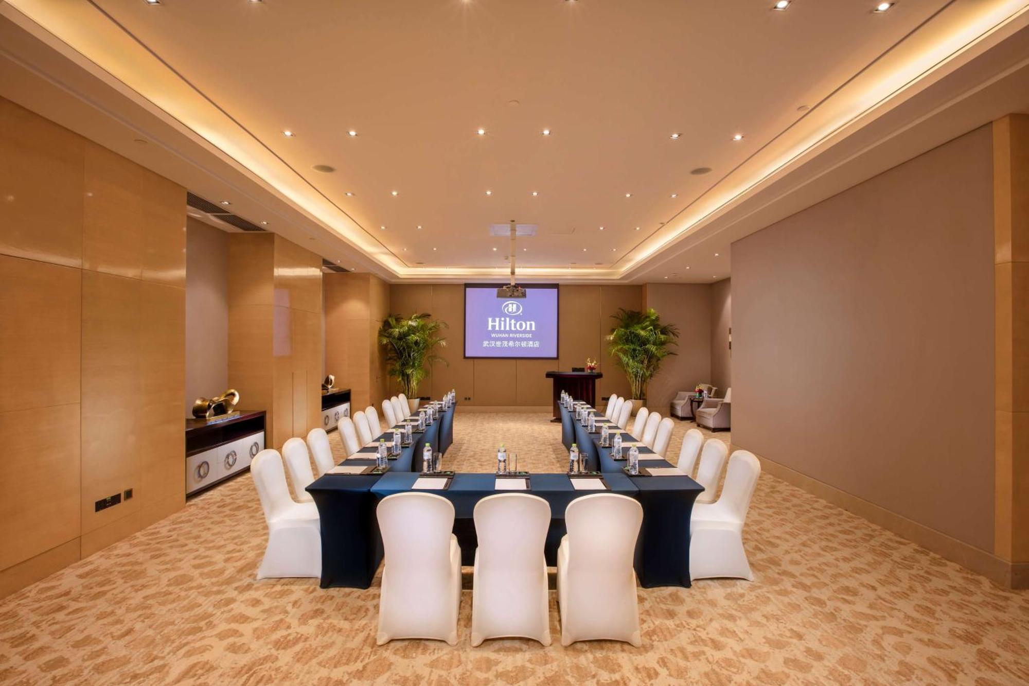 Hilton Wuhan Yangtze Riverside Экстерьер фото