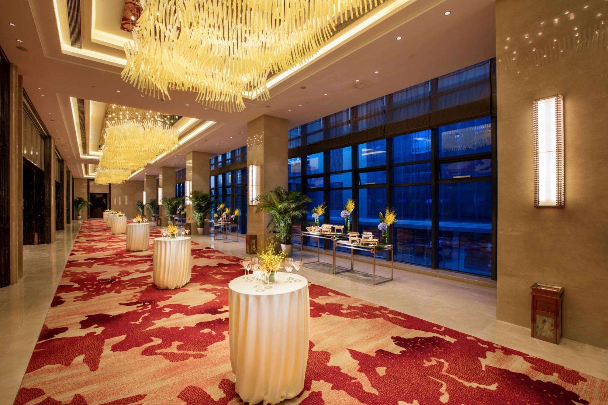 Hilton Wuhan Yangtze Riverside Экстерьер фото