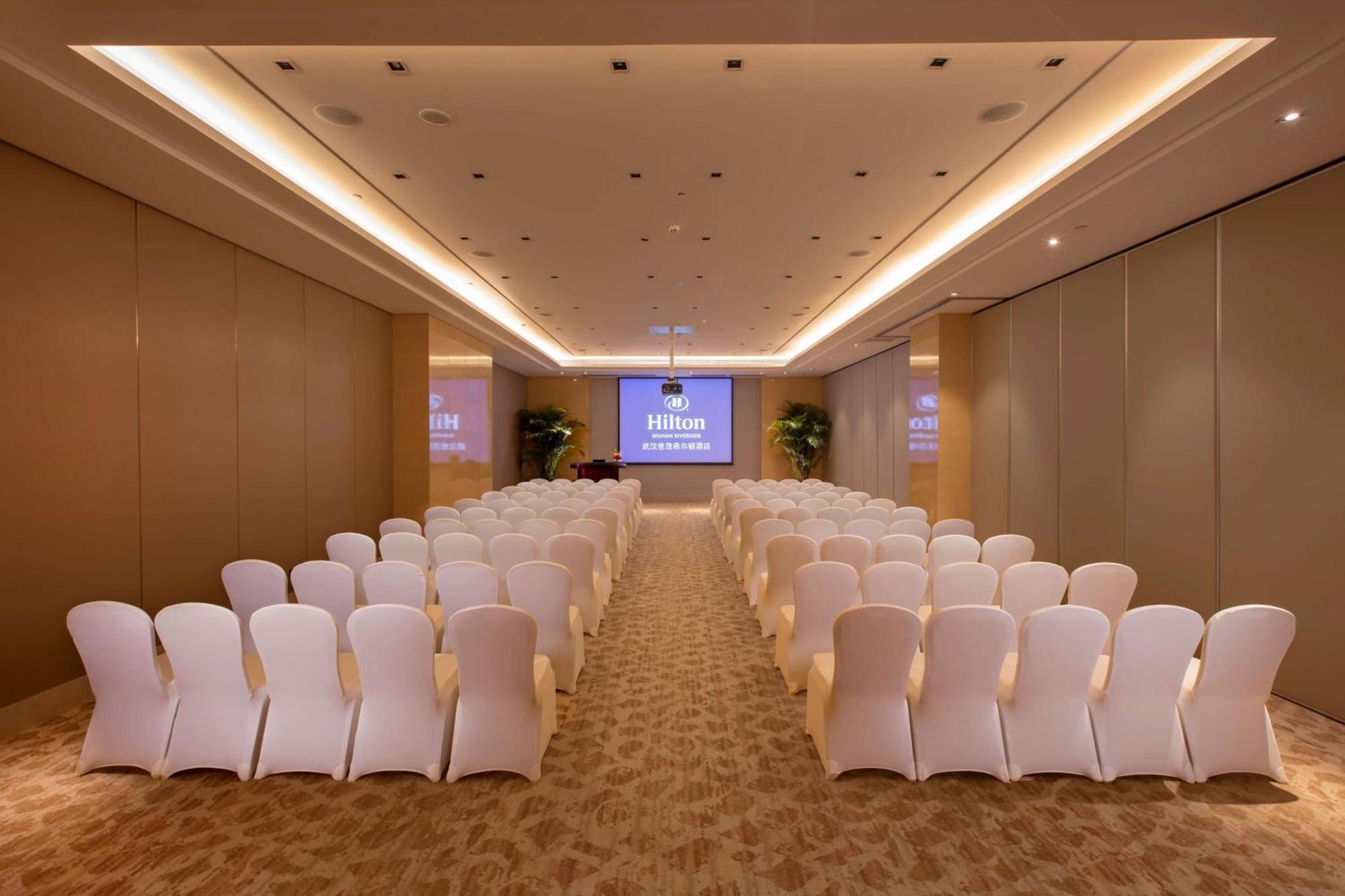 Hilton Wuhan Yangtze Riverside Экстерьер фото