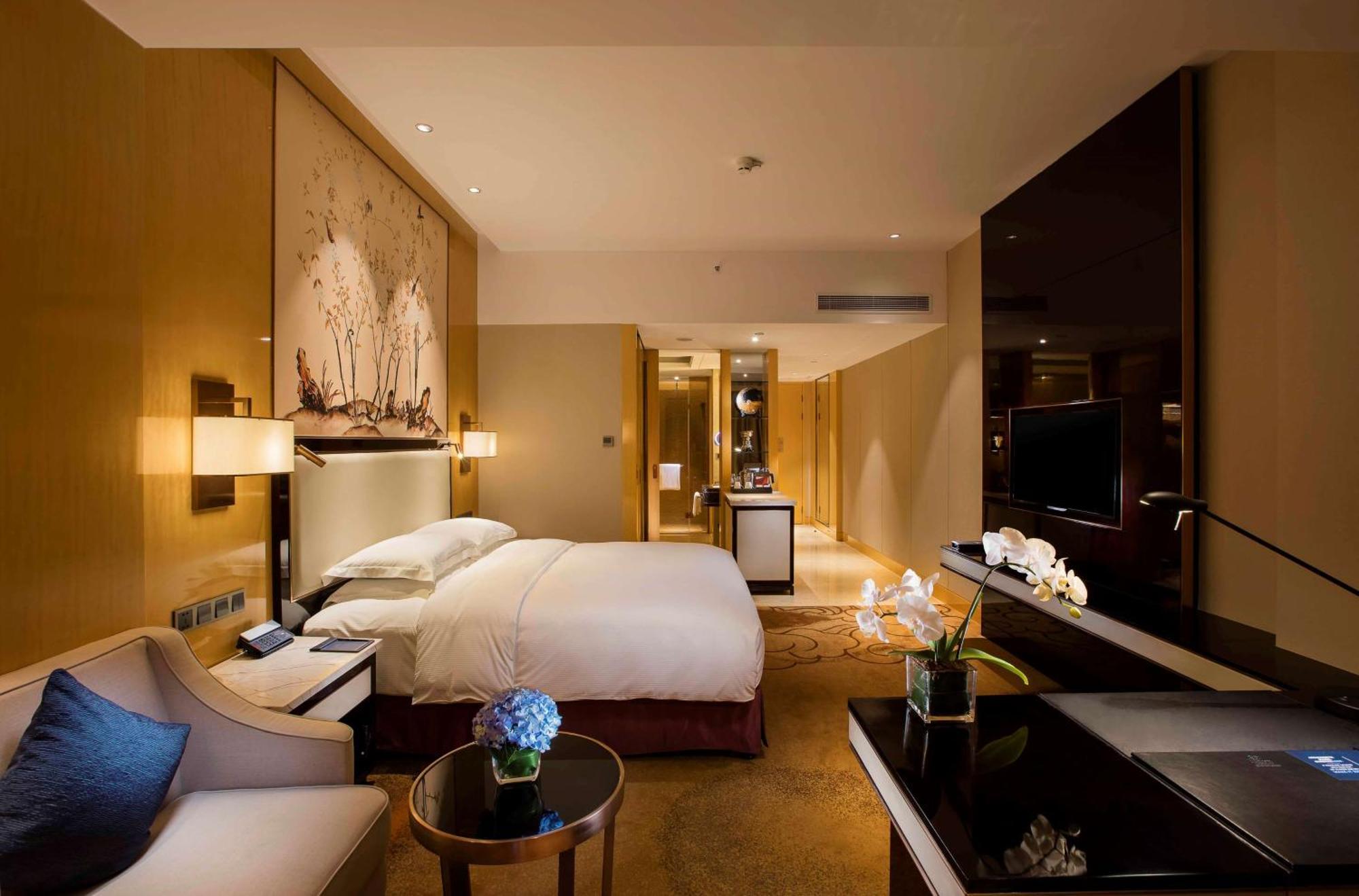 Hilton Wuhan Yangtze Riverside Экстерьер фото