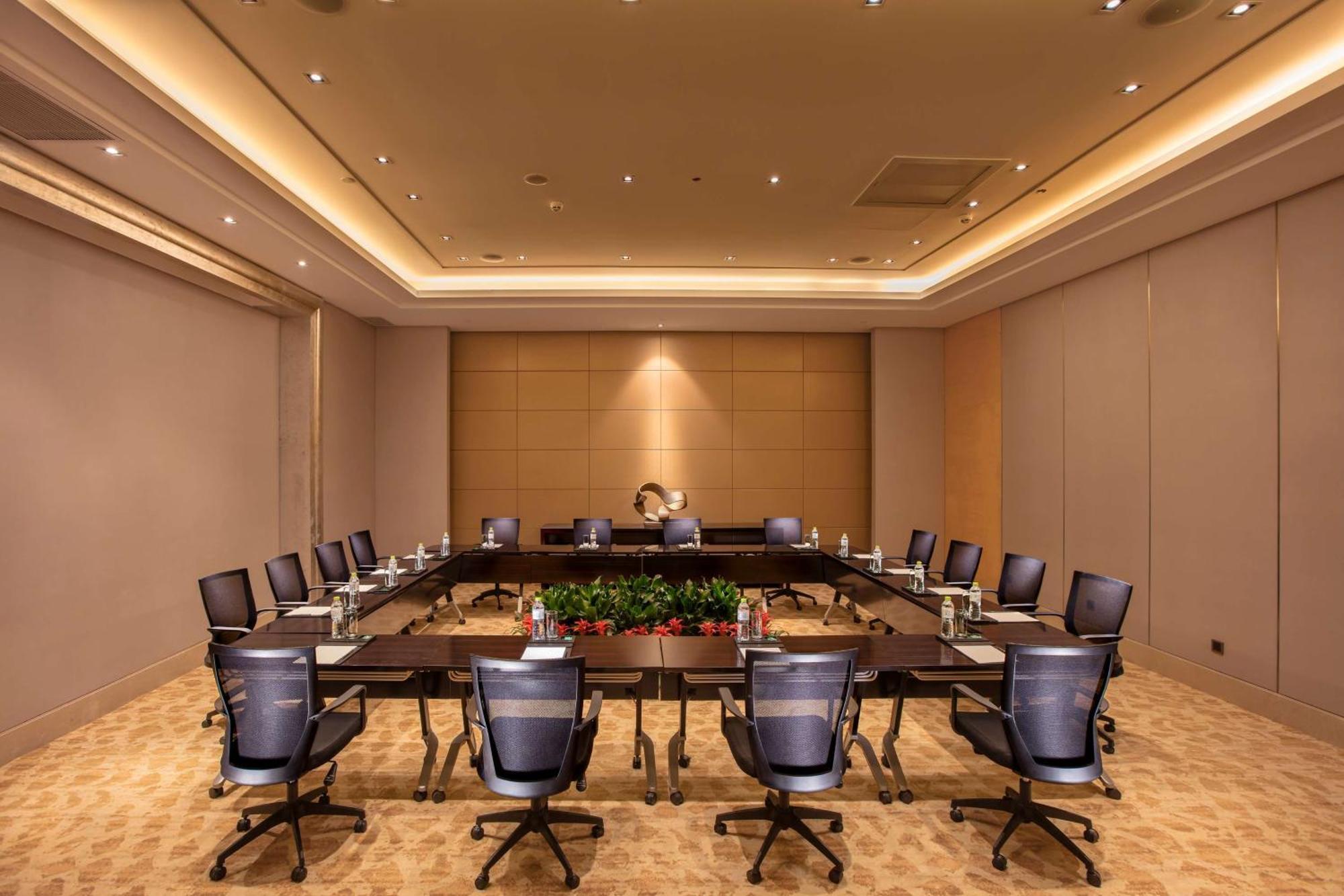 Hilton Wuhan Yangtze Riverside Экстерьер фото