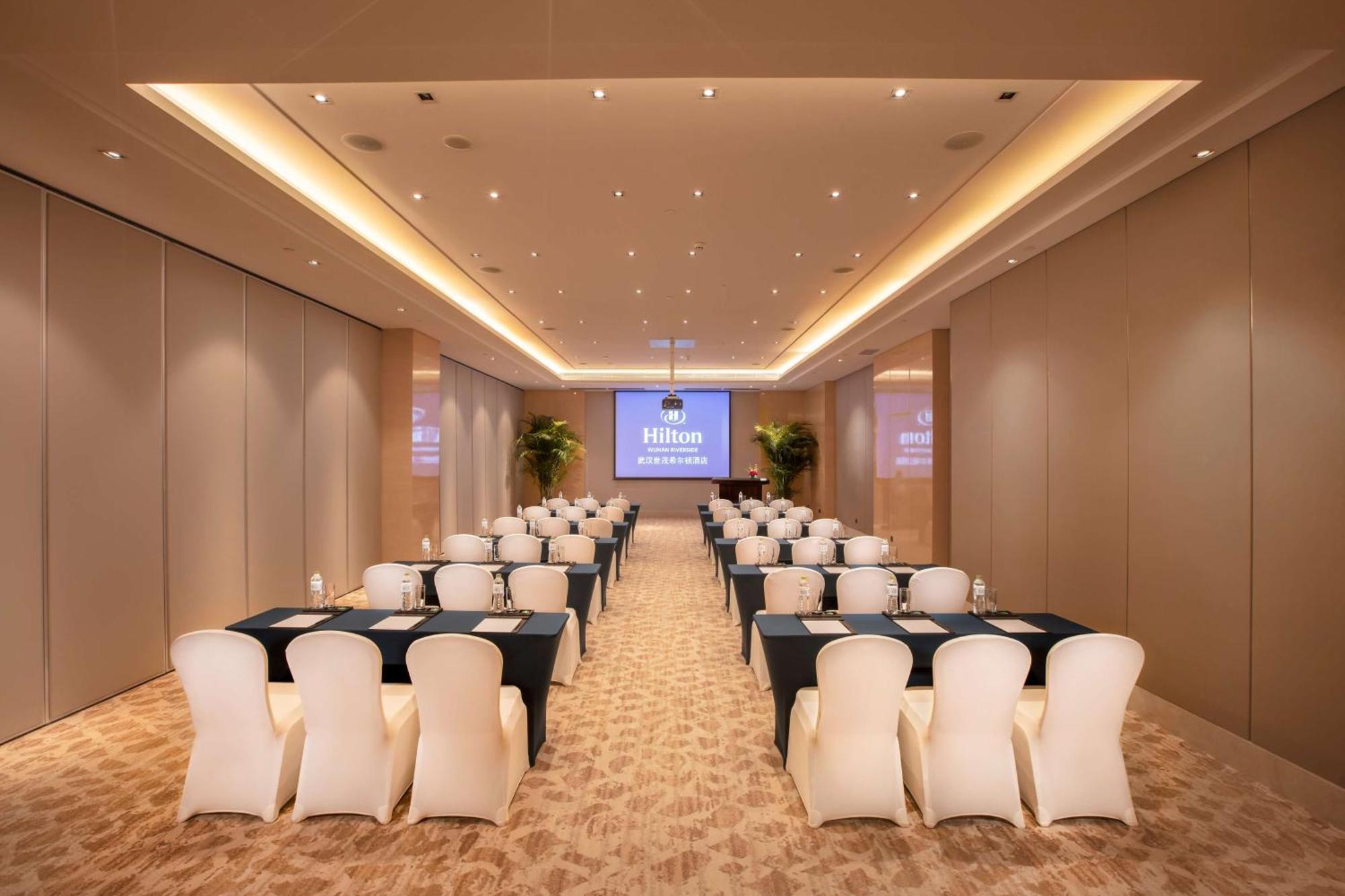 Hilton Wuhan Yangtze Riverside Экстерьер фото