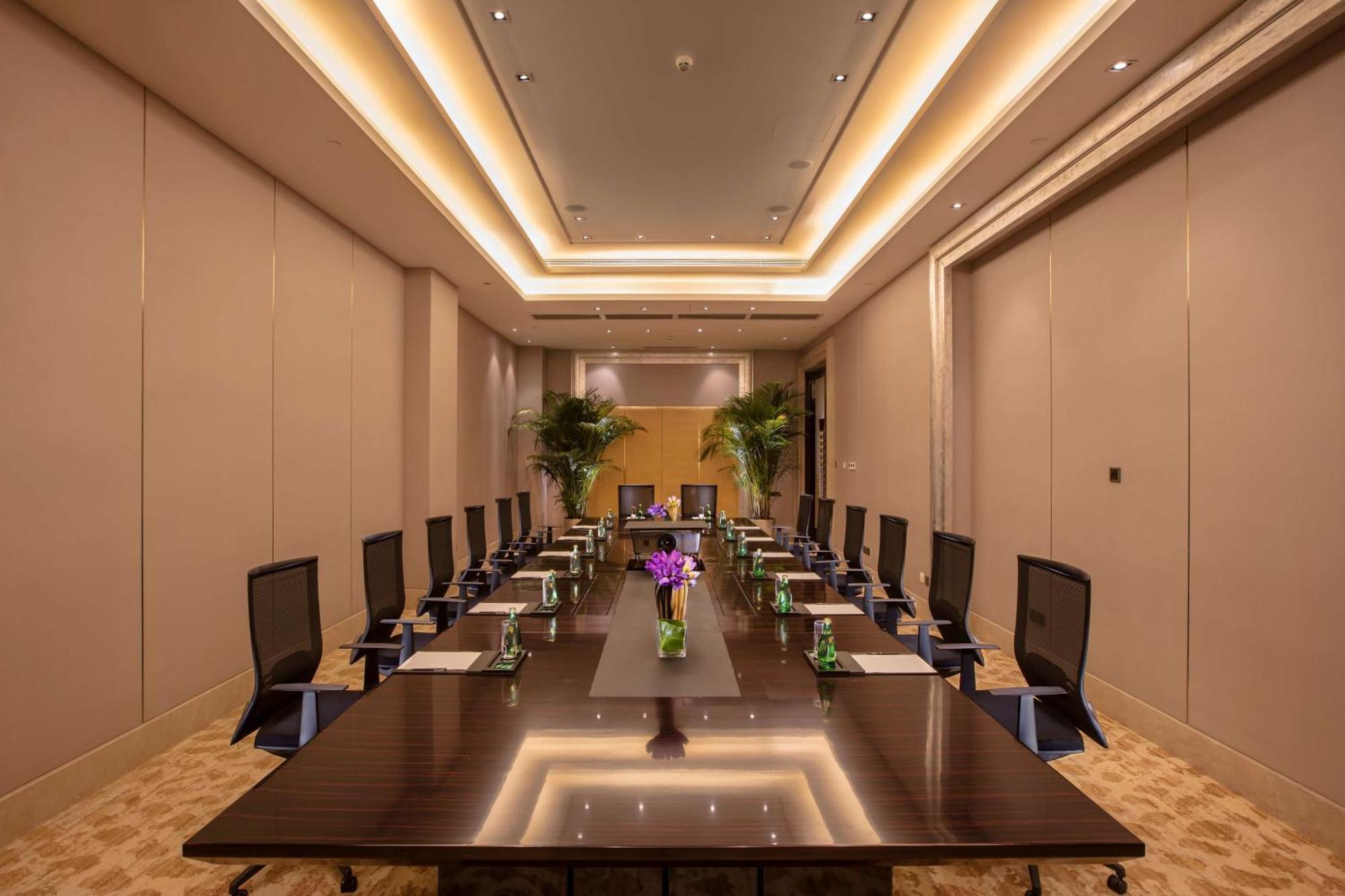 Hilton Wuhan Yangtze Riverside Экстерьер фото