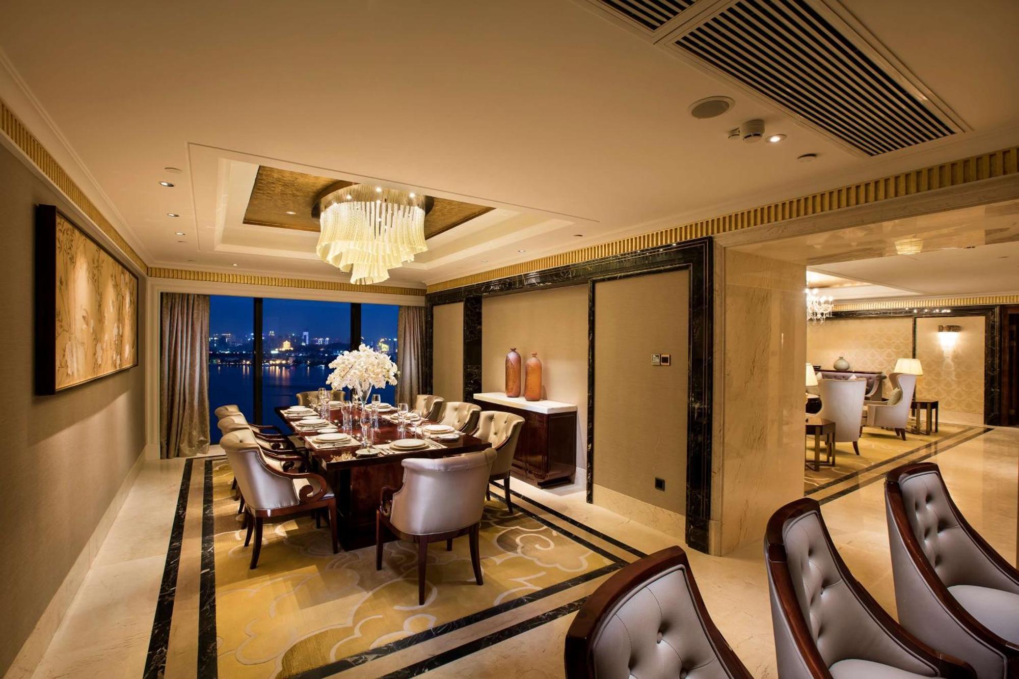 Hilton Wuhan Yangtze Riverside Экстерьер фото