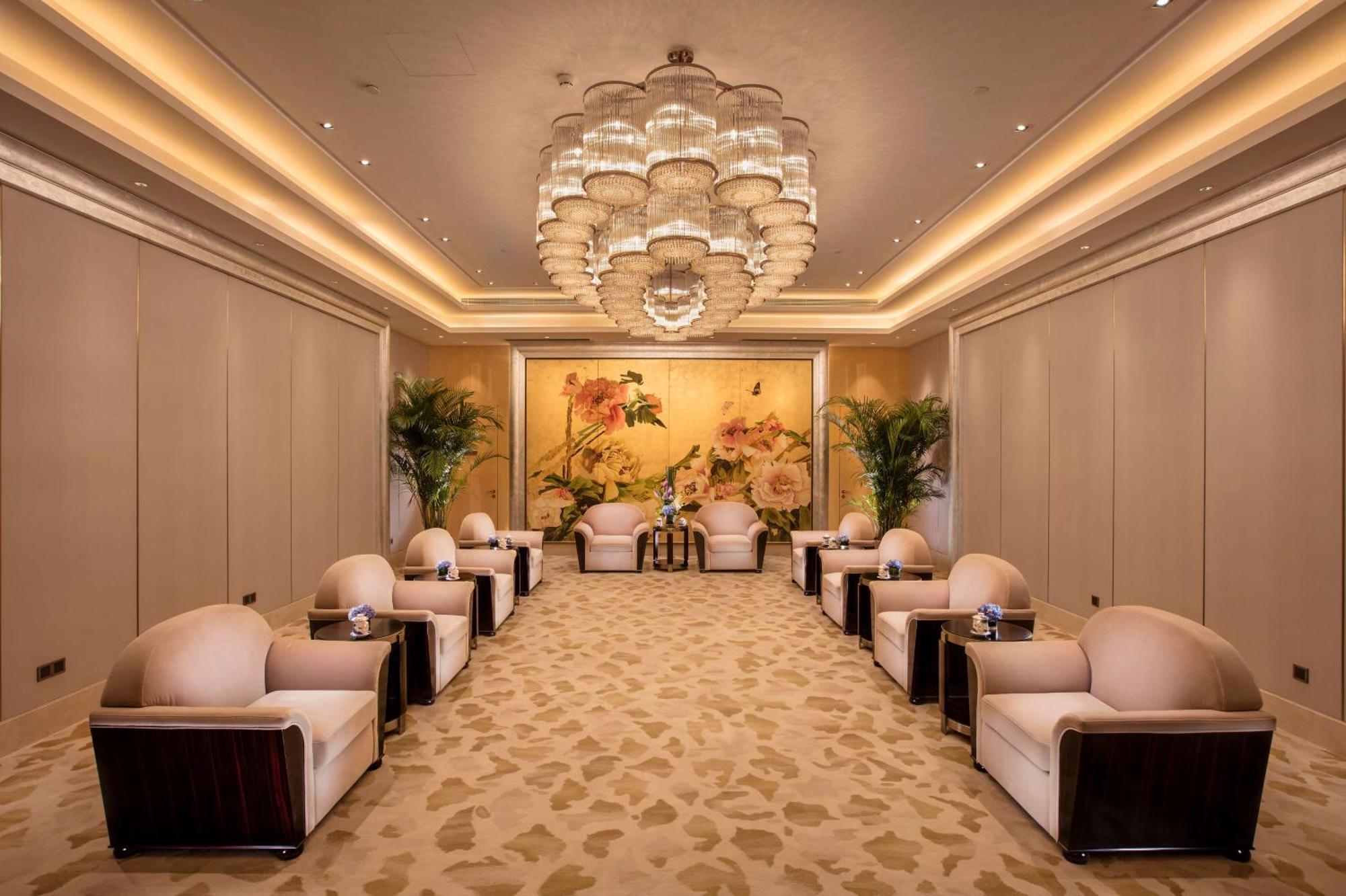 Hilton Wuhan Yangtze Riverside Экстерьер фото