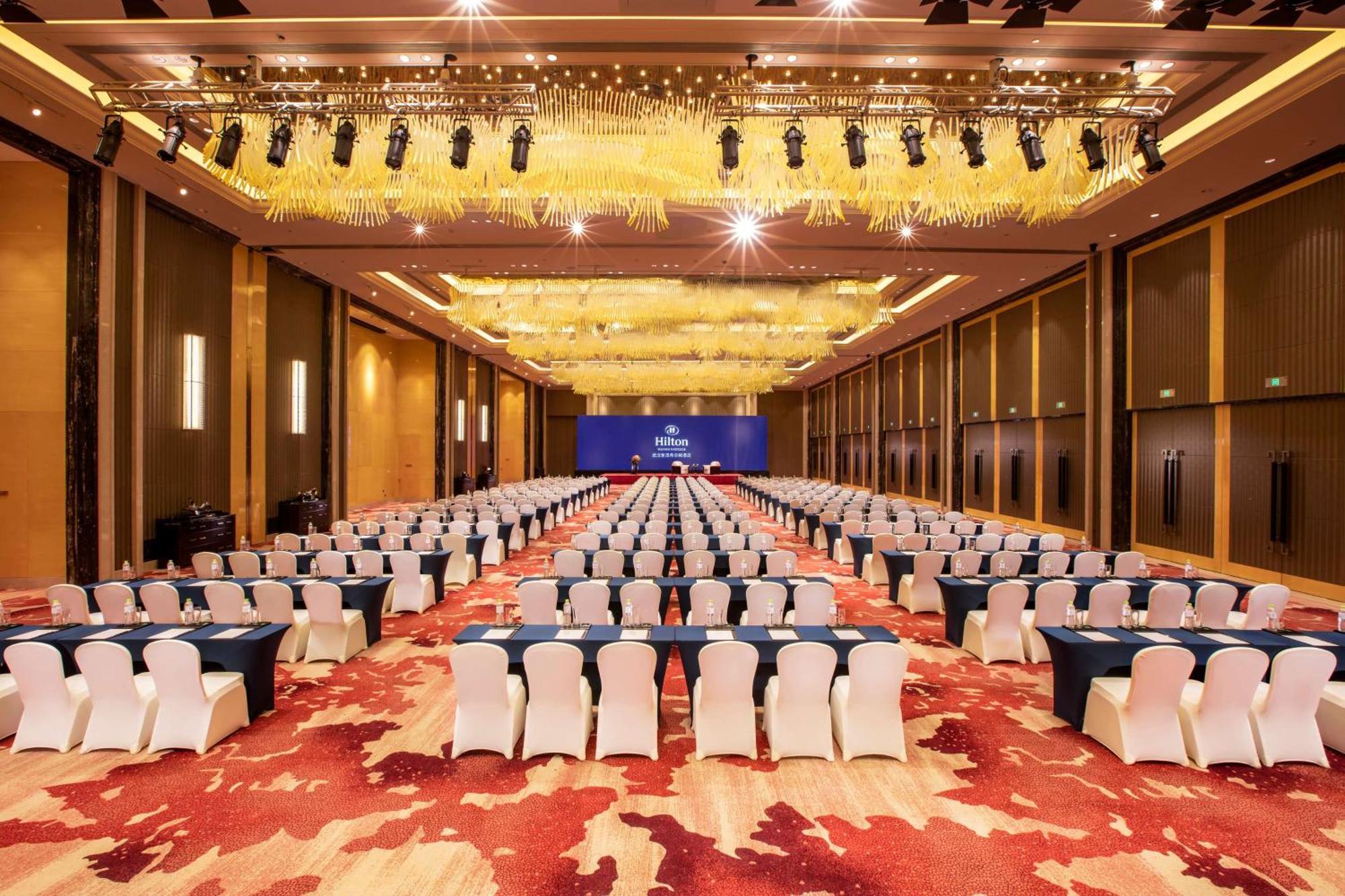 Hilton Wuhan Yangtze Riverside Экстерьер фото