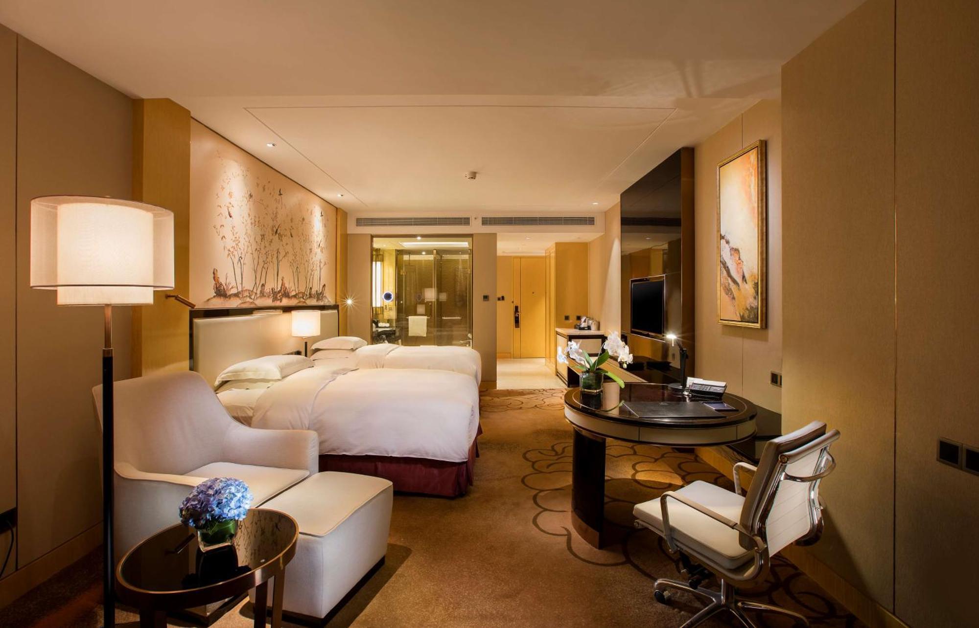 Hilton Wuhan Yangtze Riverside Экстерьер фото