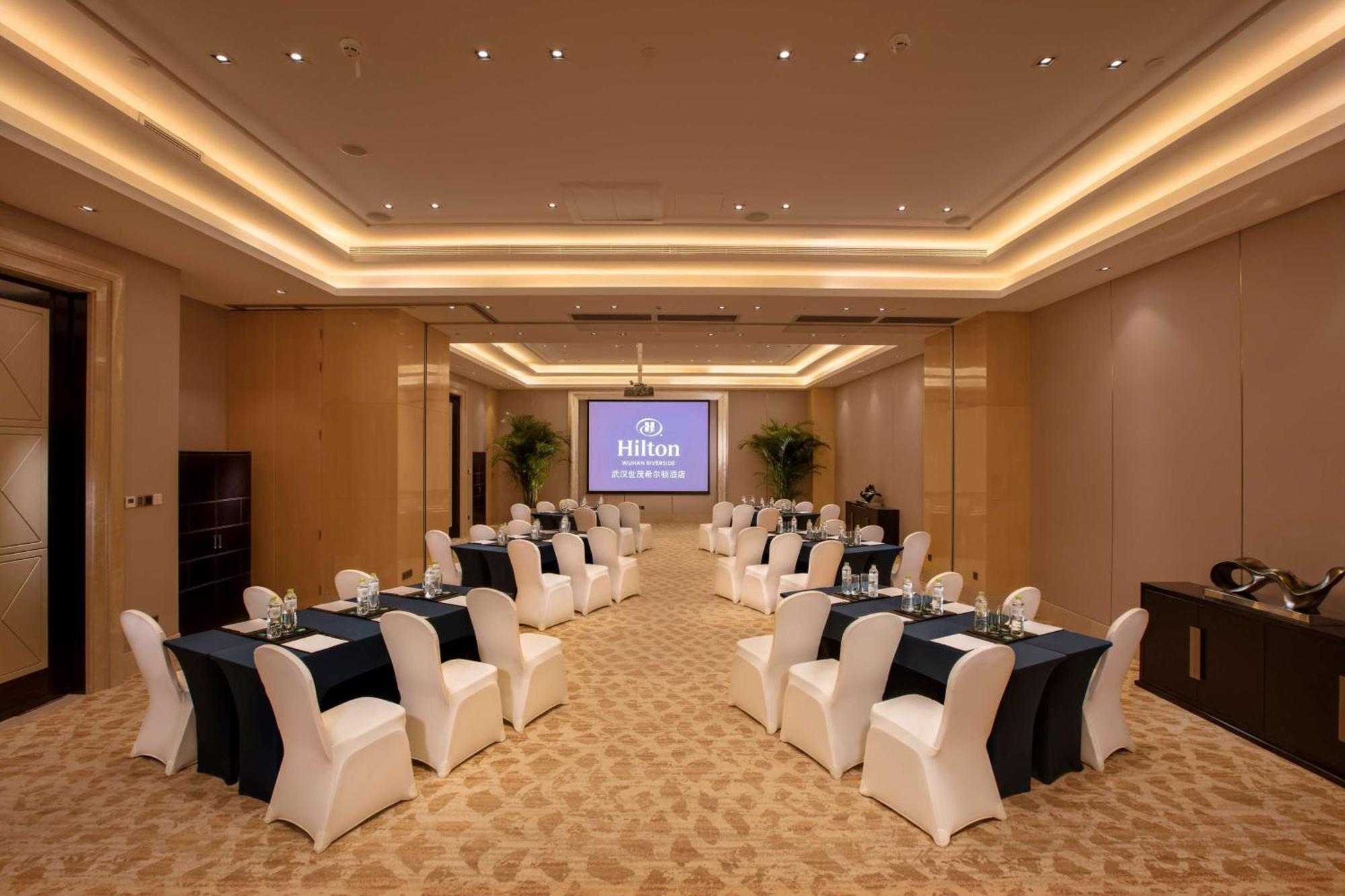 Hilton Wuhan Yangtze Riverside Экстерьер фото