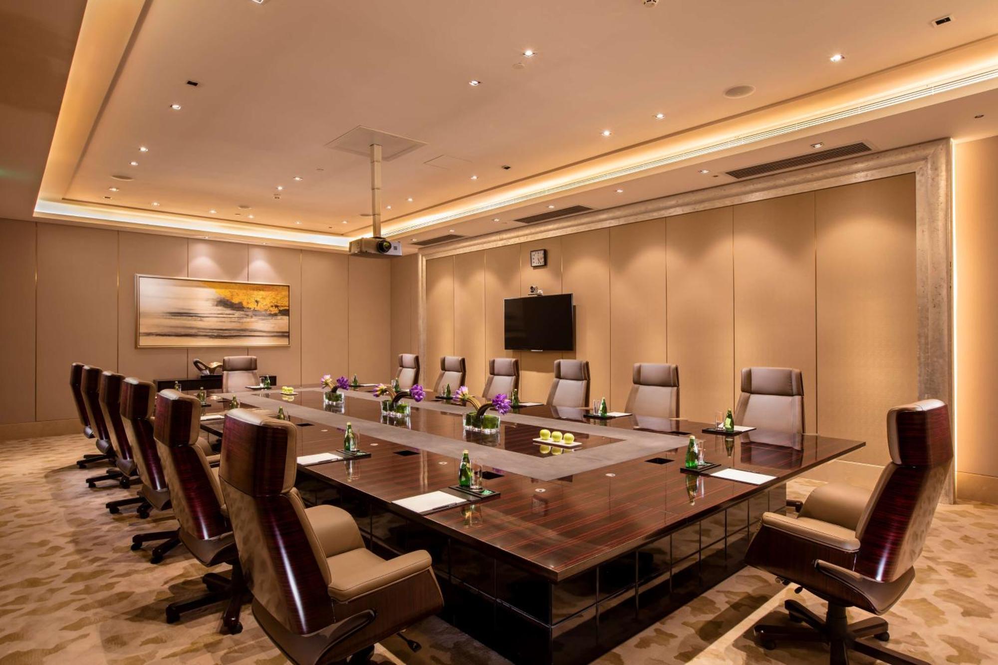 Hilton Wuhan Yangtze Riverside Экстерьер фото