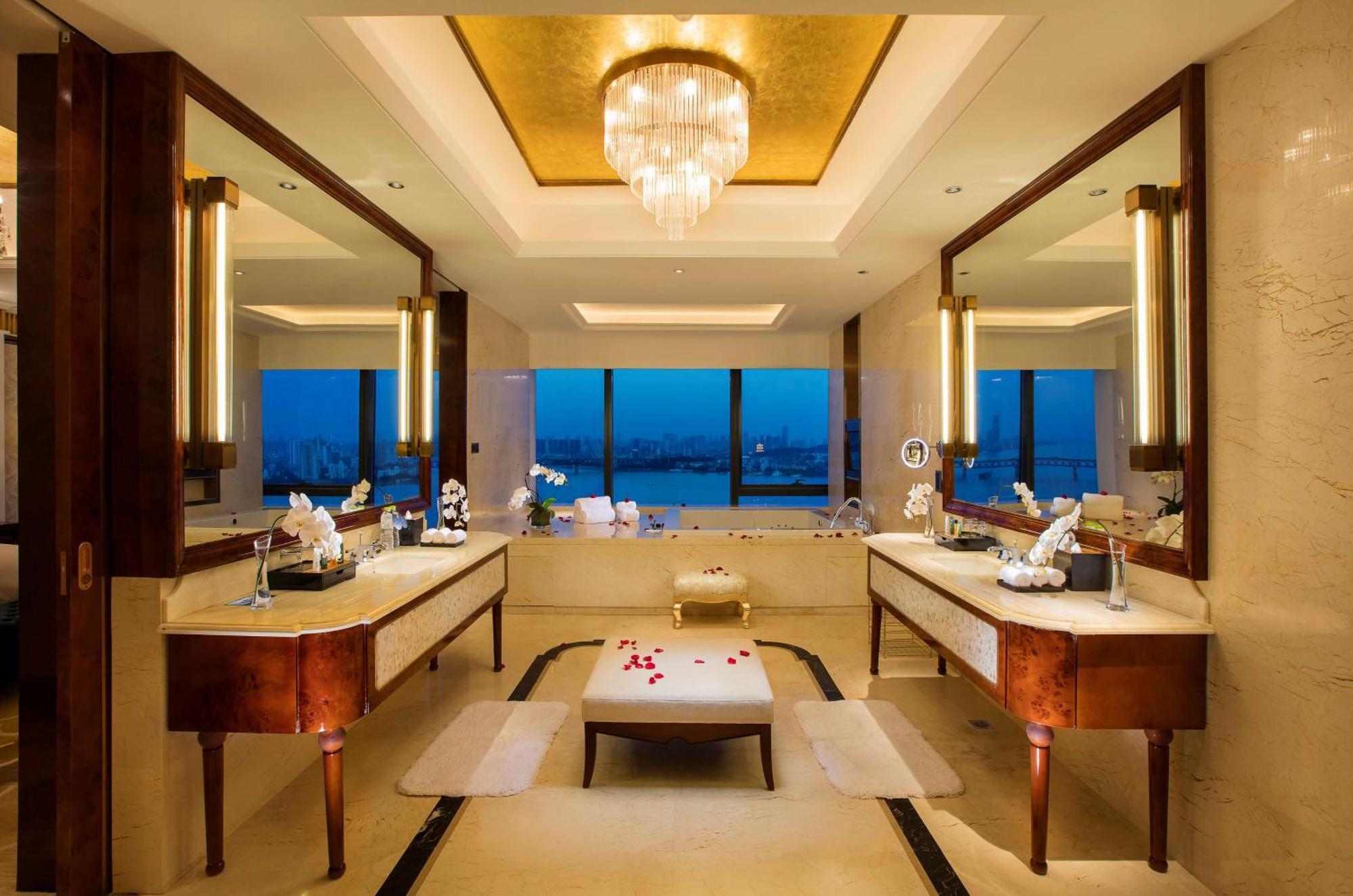 Hilton Wuhan Yangtze Riverside Экстерьер фото
