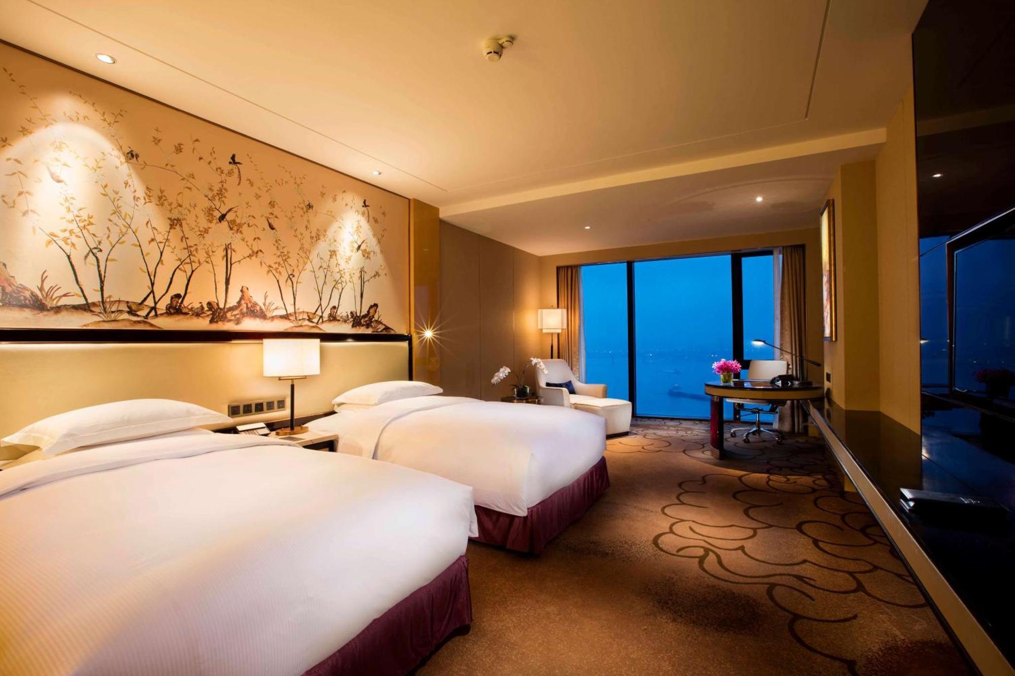 Hilton Wuhan Yangtze Riverside Экстерьер фото