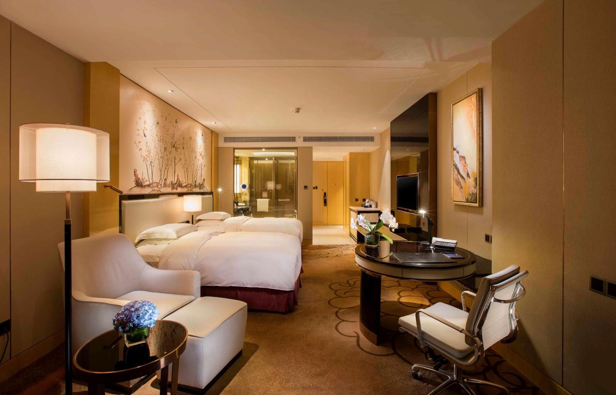 Hilton Wuhan Yangtze Riverside Экстерьер фото