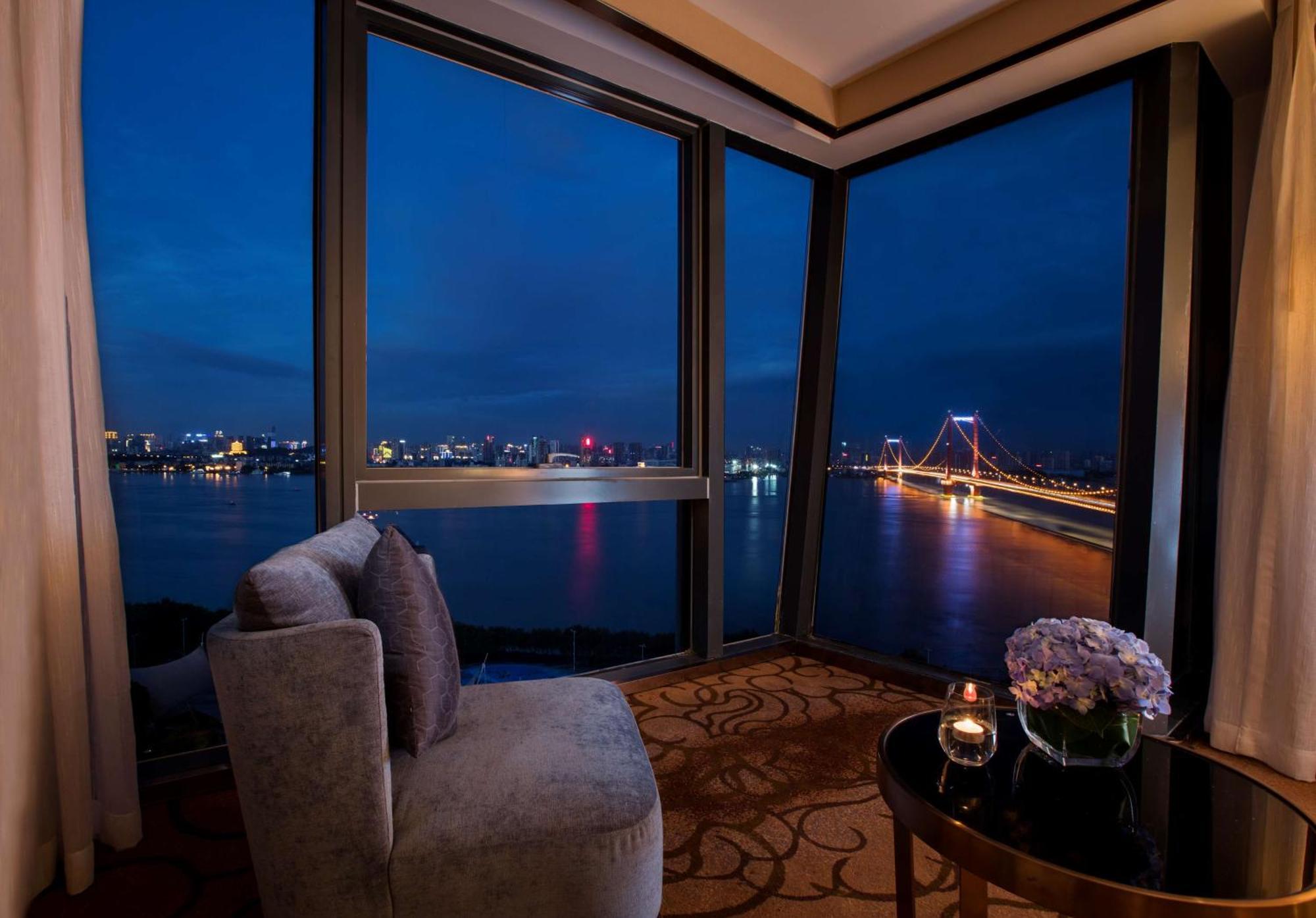 Hilton Wuhan Yangtze Riverside Экстерьер фото