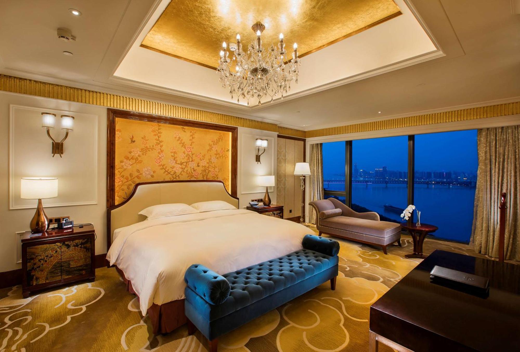 Hilton Wuhan Yangtze Riverside Экстерьер фото