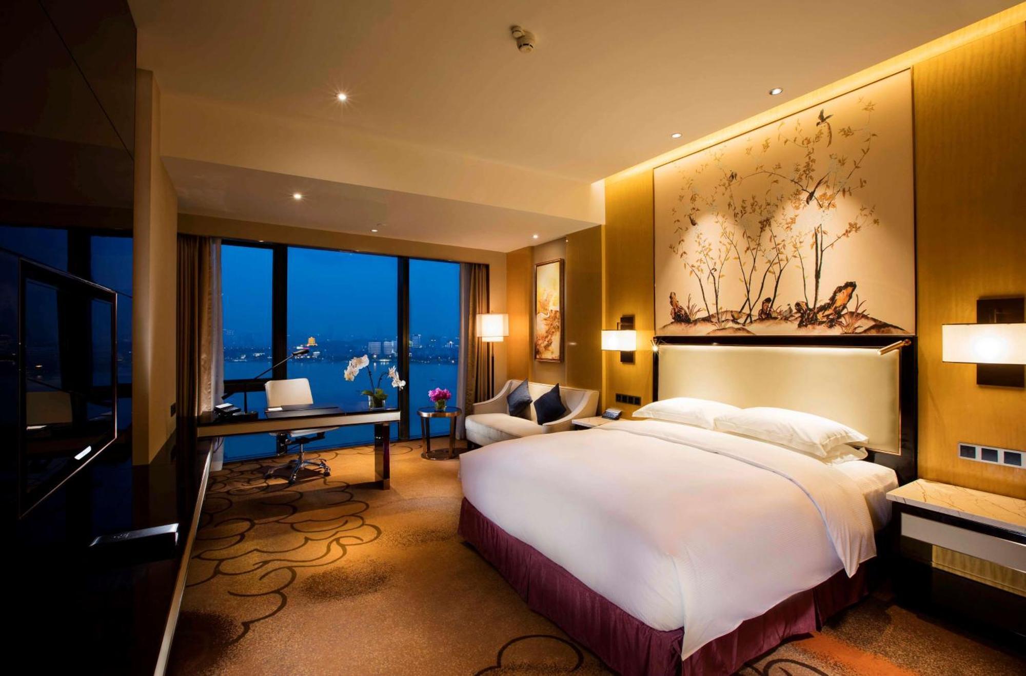 Hilton Wuhan Yangtze Riverside Экстерьер фото