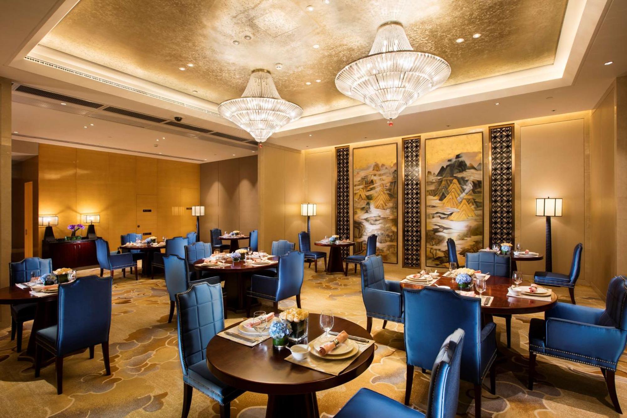 Hilton Wuhan Yangtze Riverside Экстерьер фото