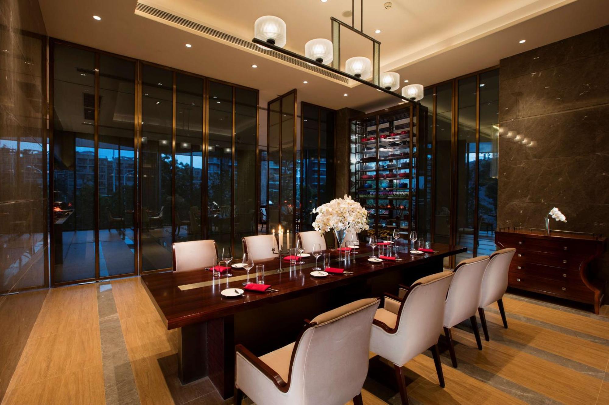 Hilton Wuhan Yangtze Riverside Экстерьер фото