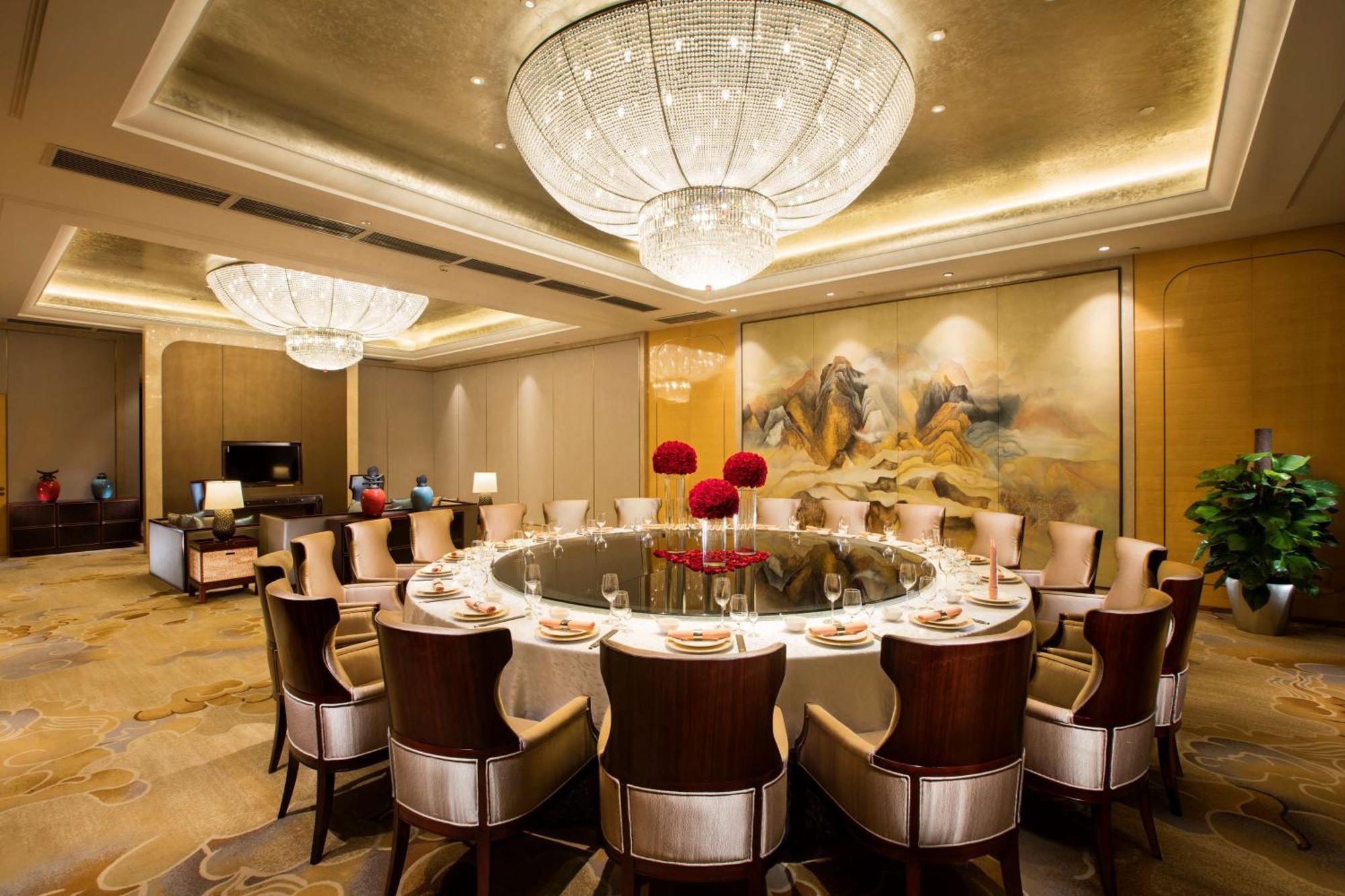 Hilton Wuhan Yangtze Riverside Экстерьер фото