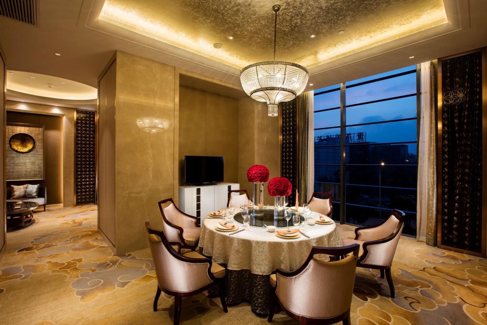 Hilton Wuhan Yangtze Riverside Экстерьер фото