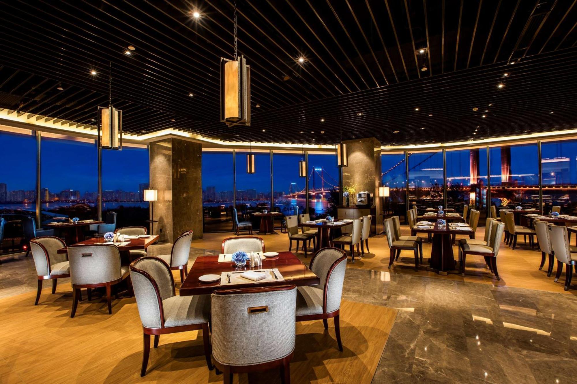 Hilton Wuhan Yangtze Riverside Экстерьер фото