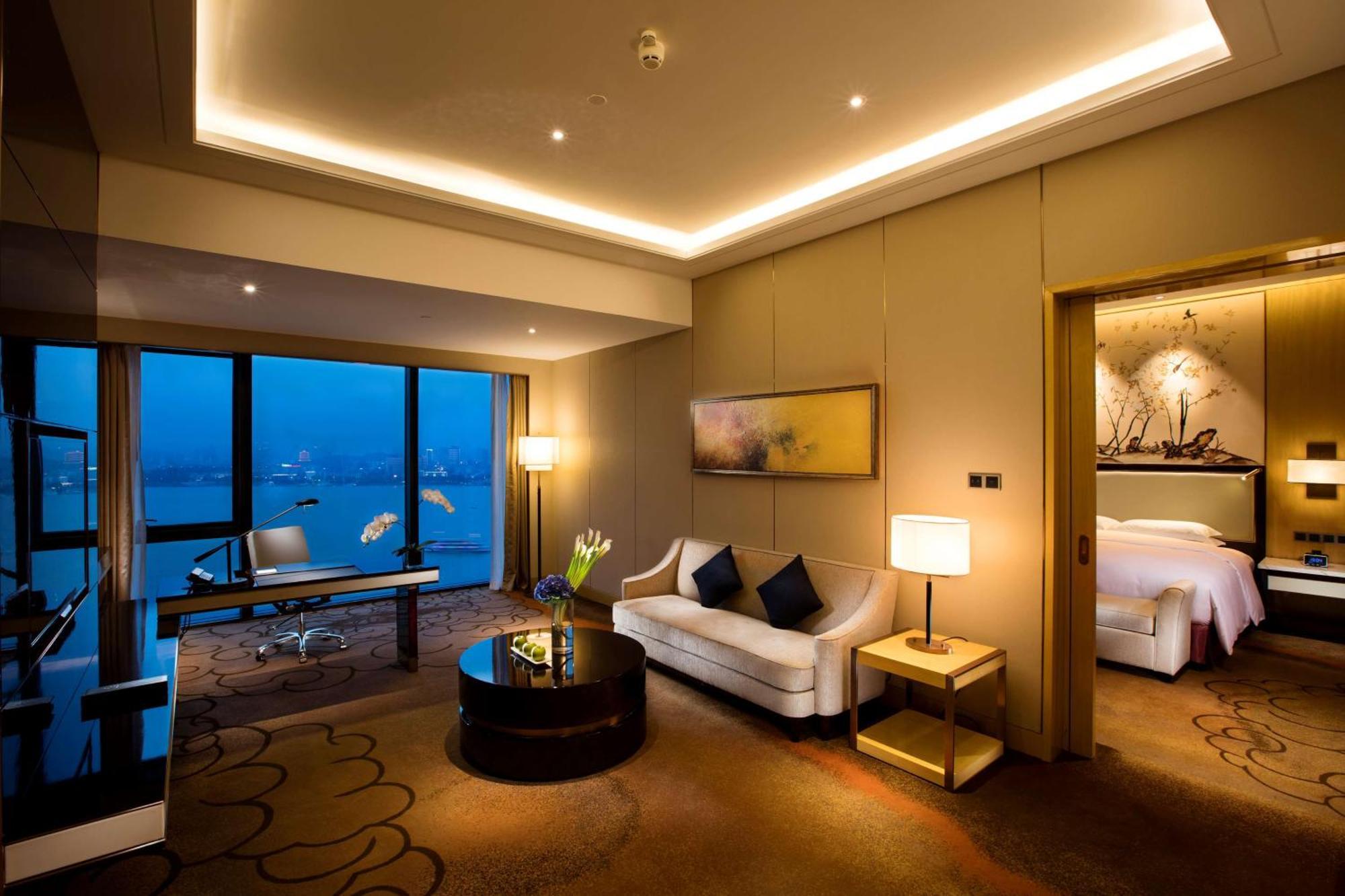 Hilton Wuhan Yangtze Riverside Экстерьер фото