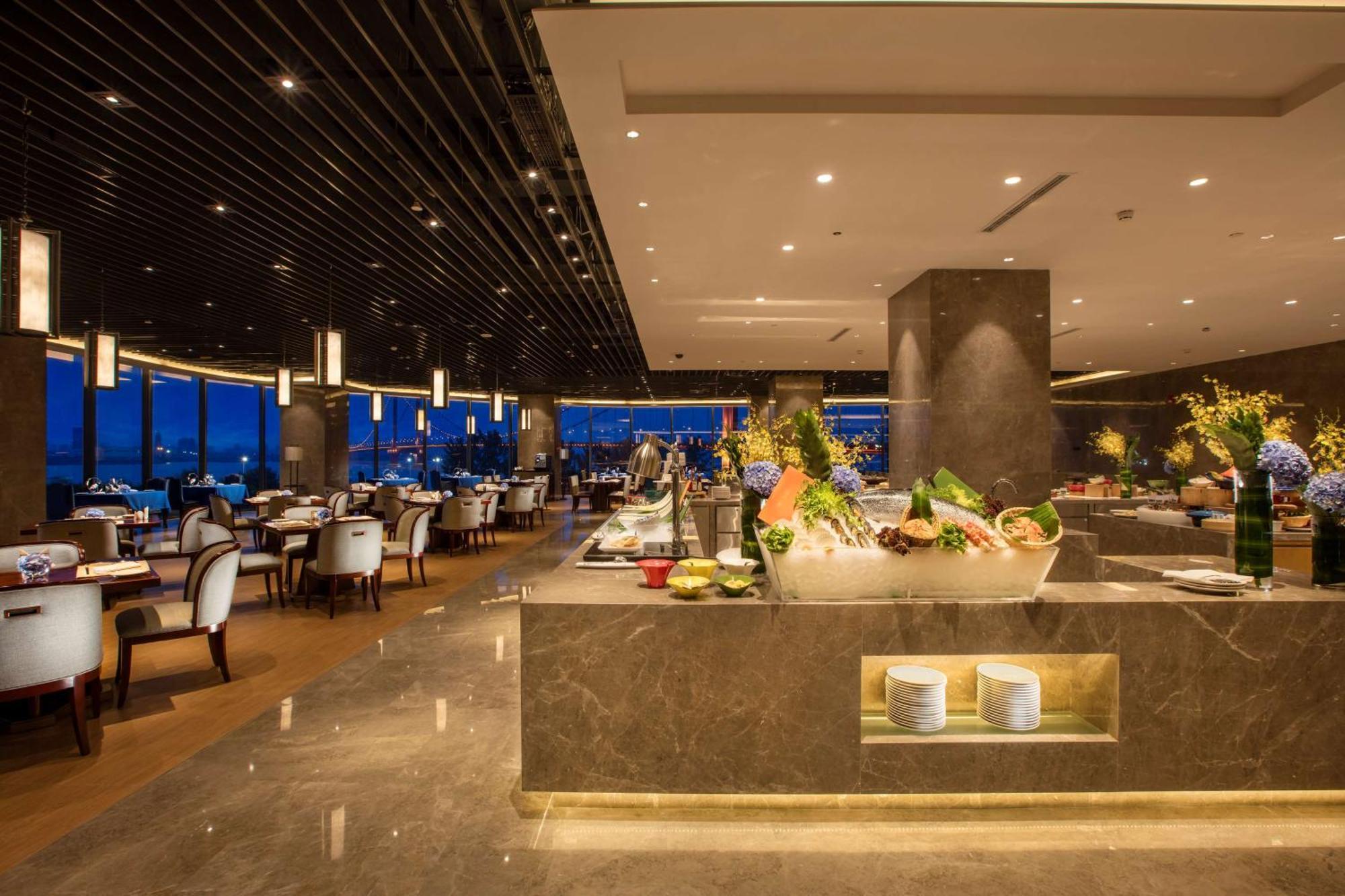 Hilton Wuhan Yangtze Riverside Экстерьер фото
