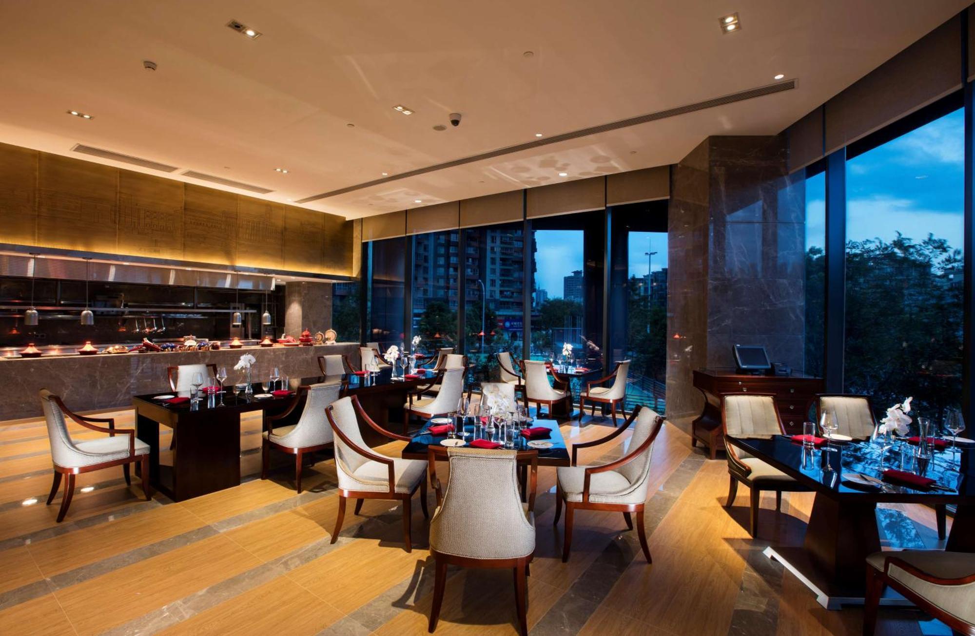 Hilton Wuhan Yangtze Riverside Экстерьер фото