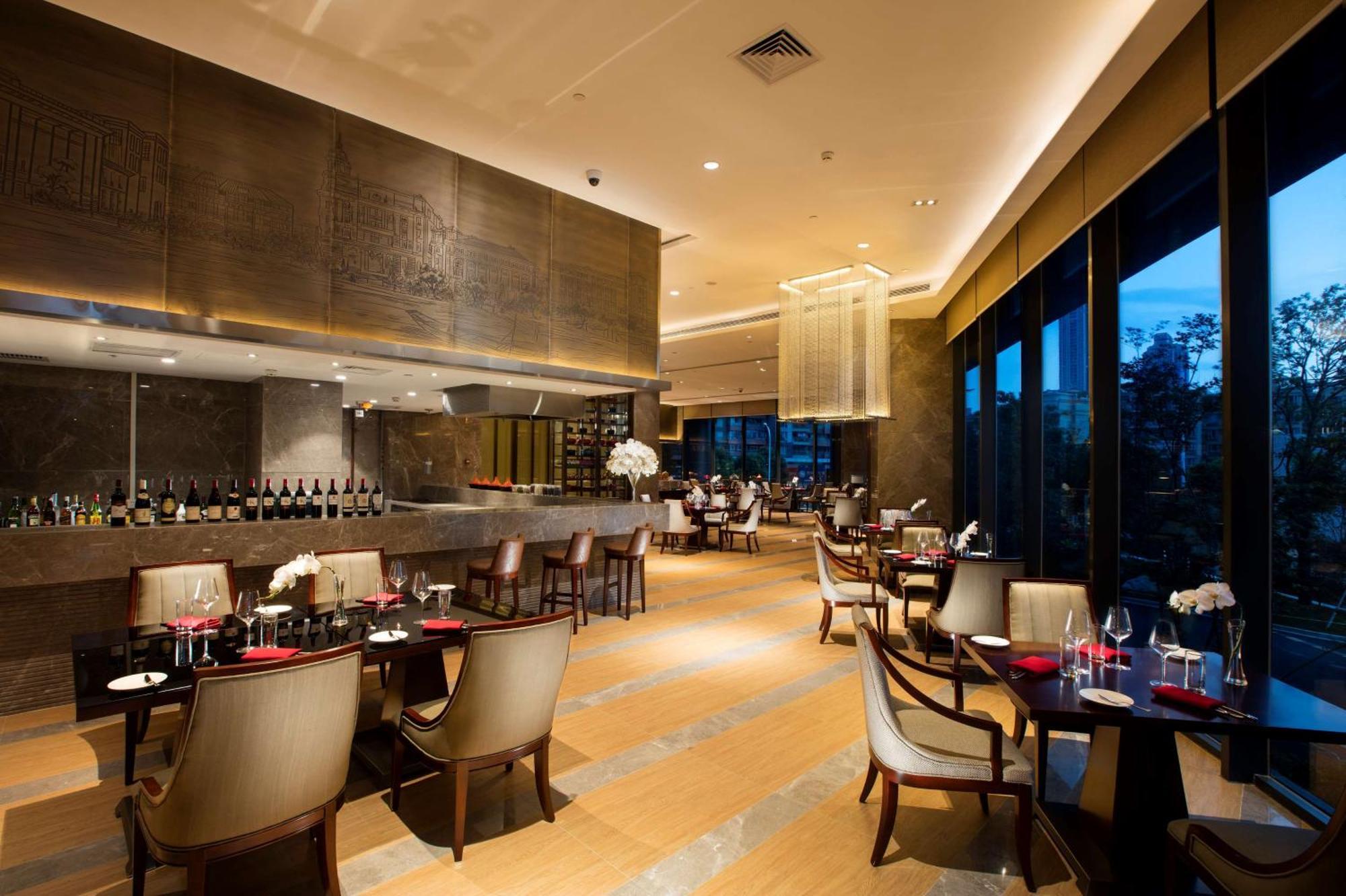 Hilton Wuhan Yangtze Riverside Экстерьер фото