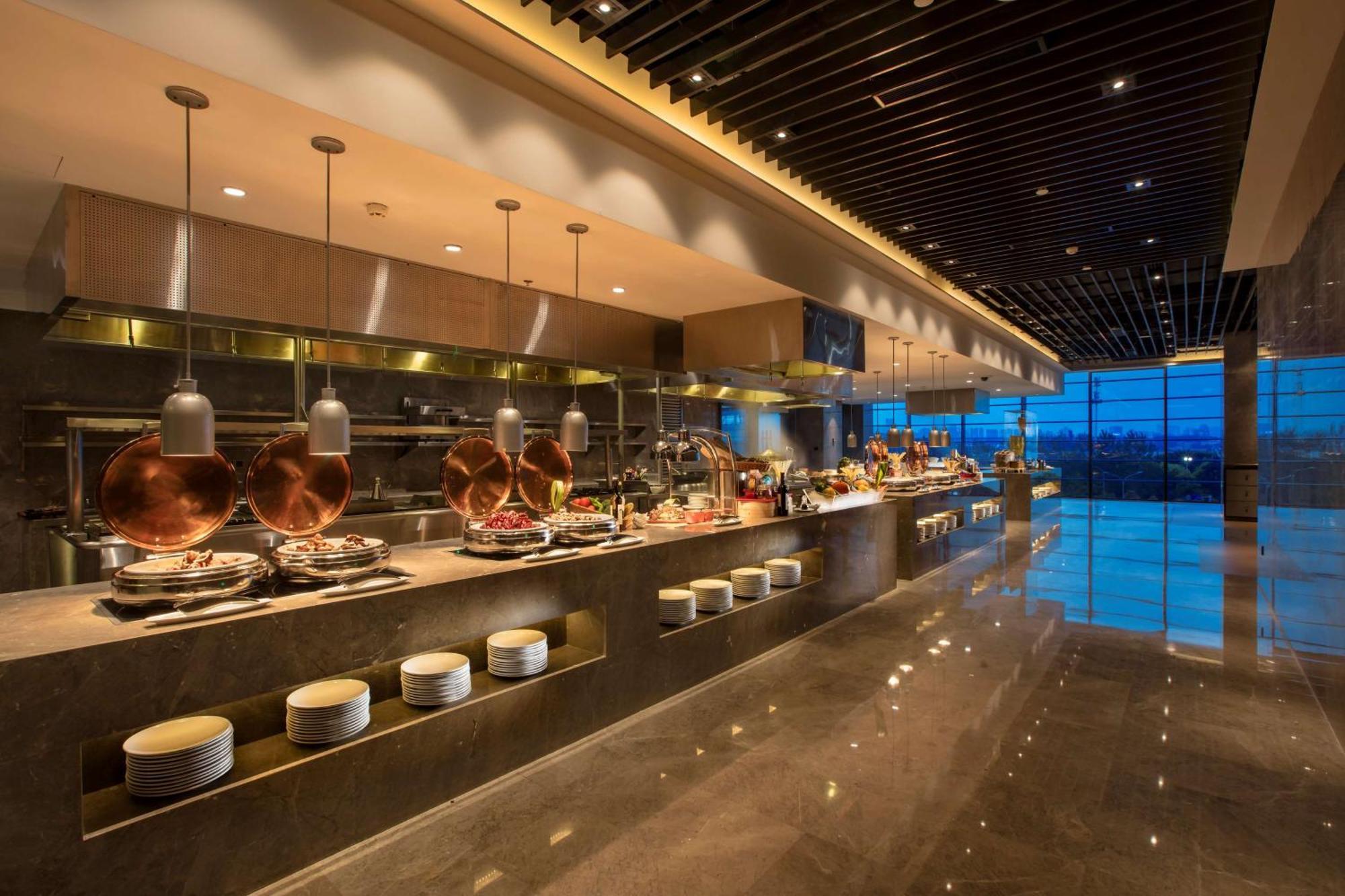Hilton Wuhan Yangtze Riverside Экстерьер фото