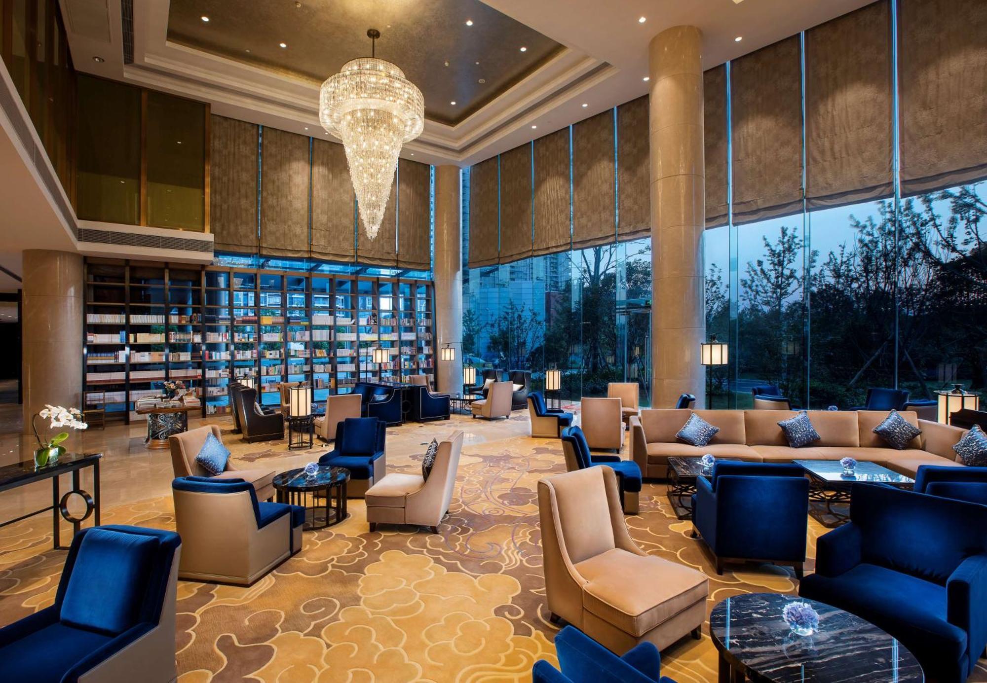Hilton Wuhan Yangtze Riverside Экстерьер фото