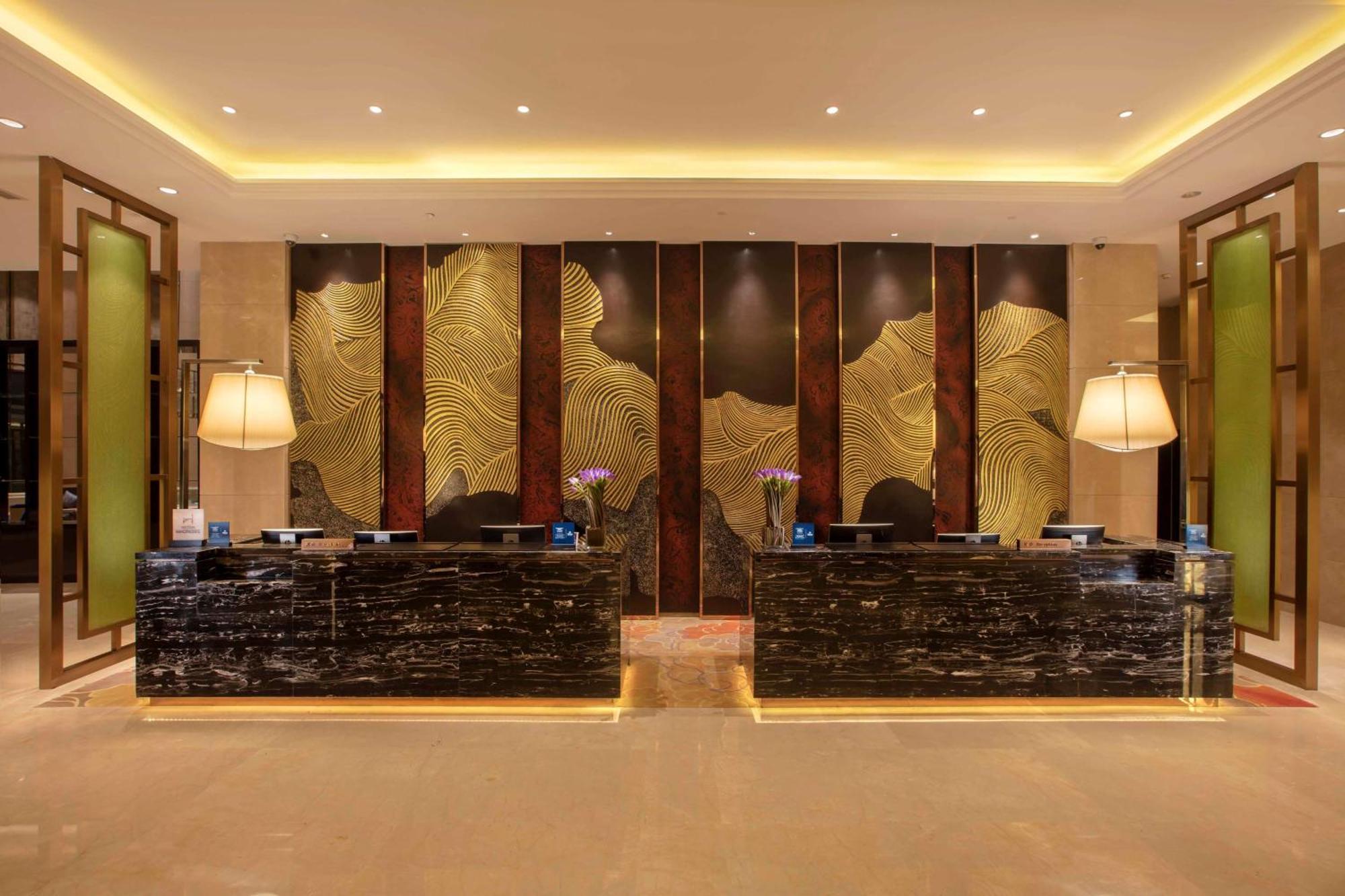 Hilton Wuhan Yangtze Riverside Экстерьер фото