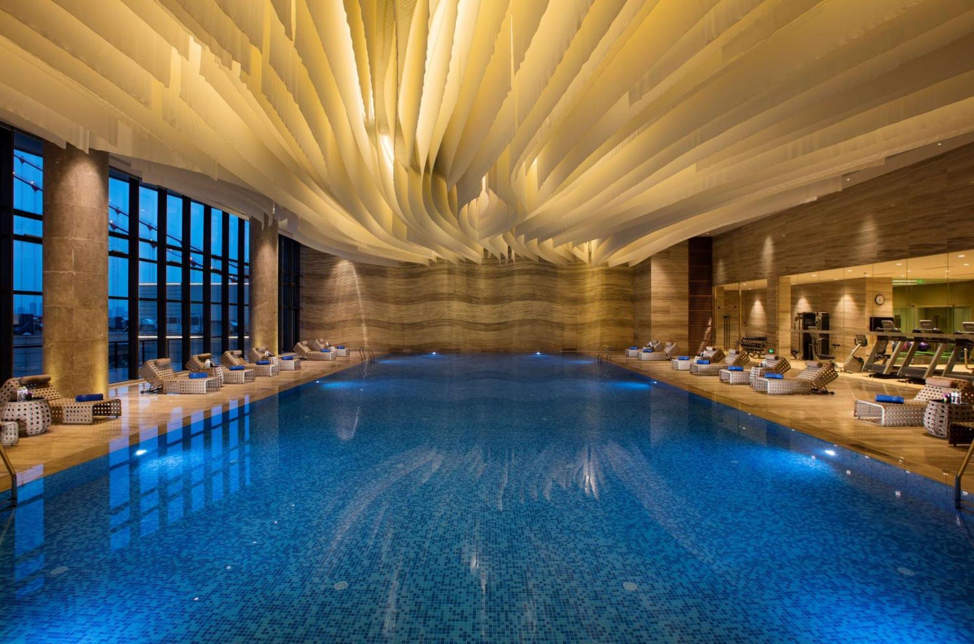 Hilton Wuhan Yangtze Riverside Экстерьер фото