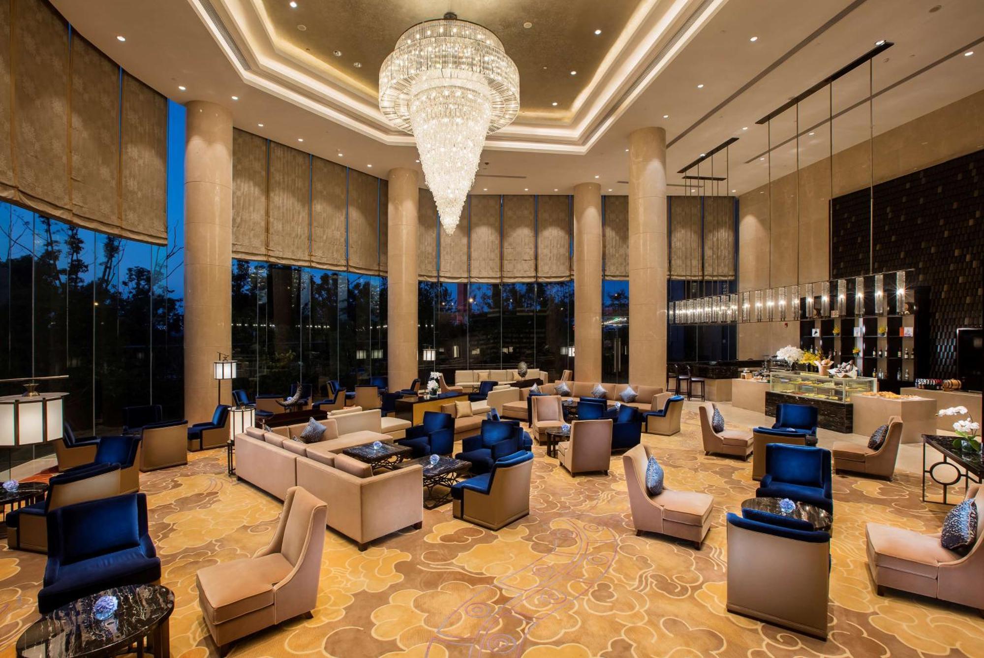 Hilton Wuhan Yangtze Riverside Экстерьер фото