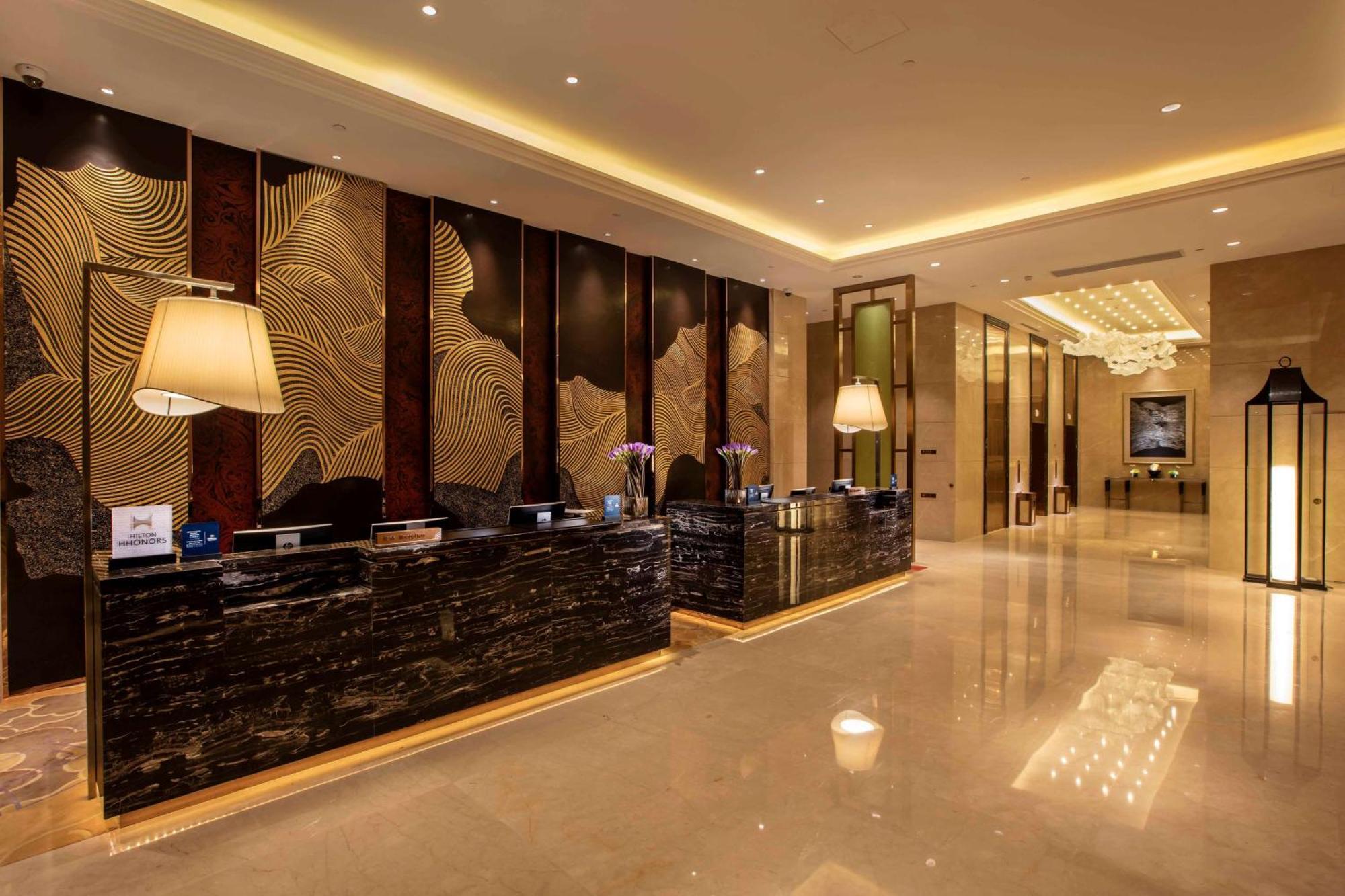 Hilton Wuhan Yangtze Riverside Экстерьер фото