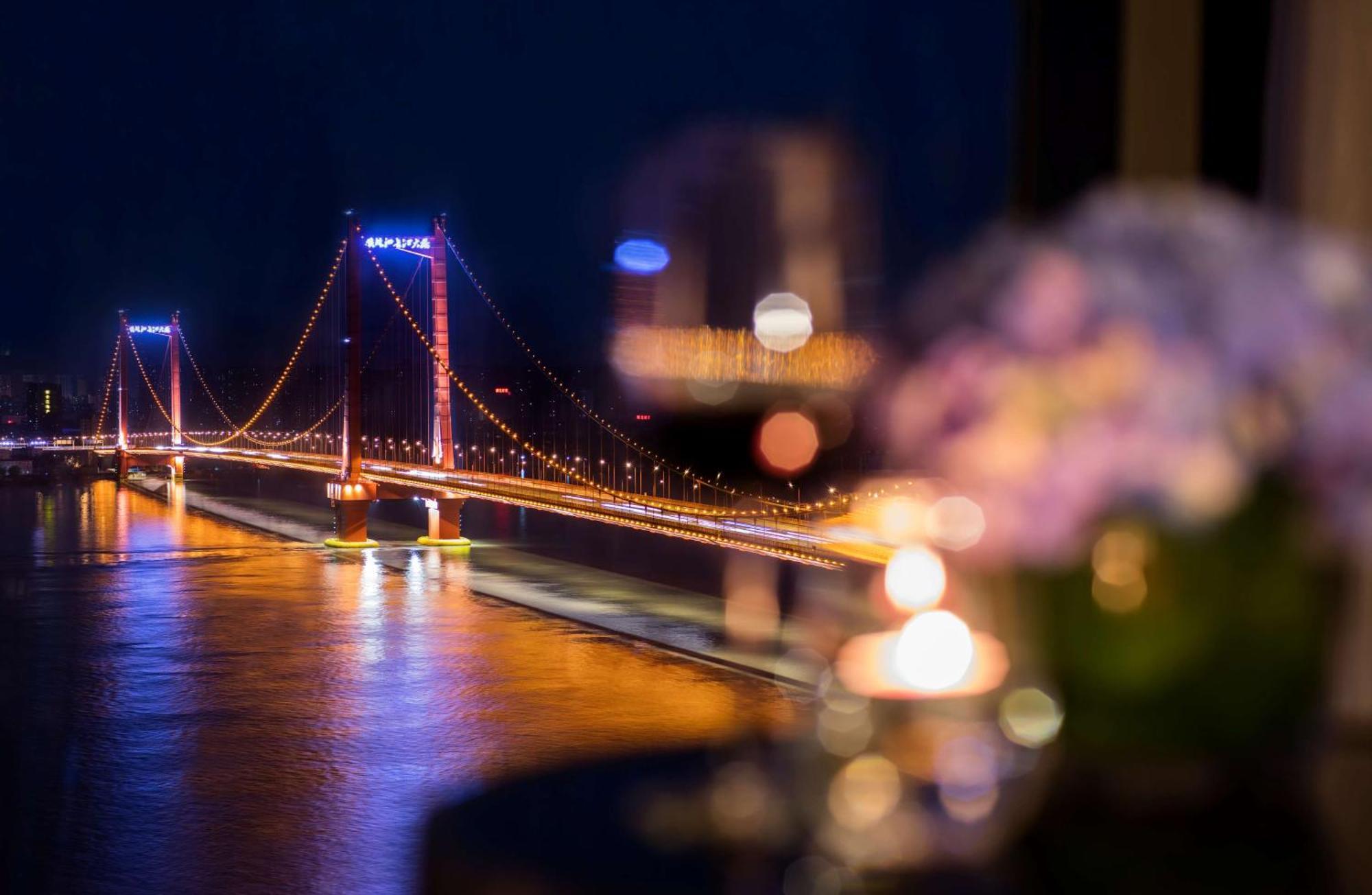 Hilton Wuhan Yangtze Riverside Экстерьер фото