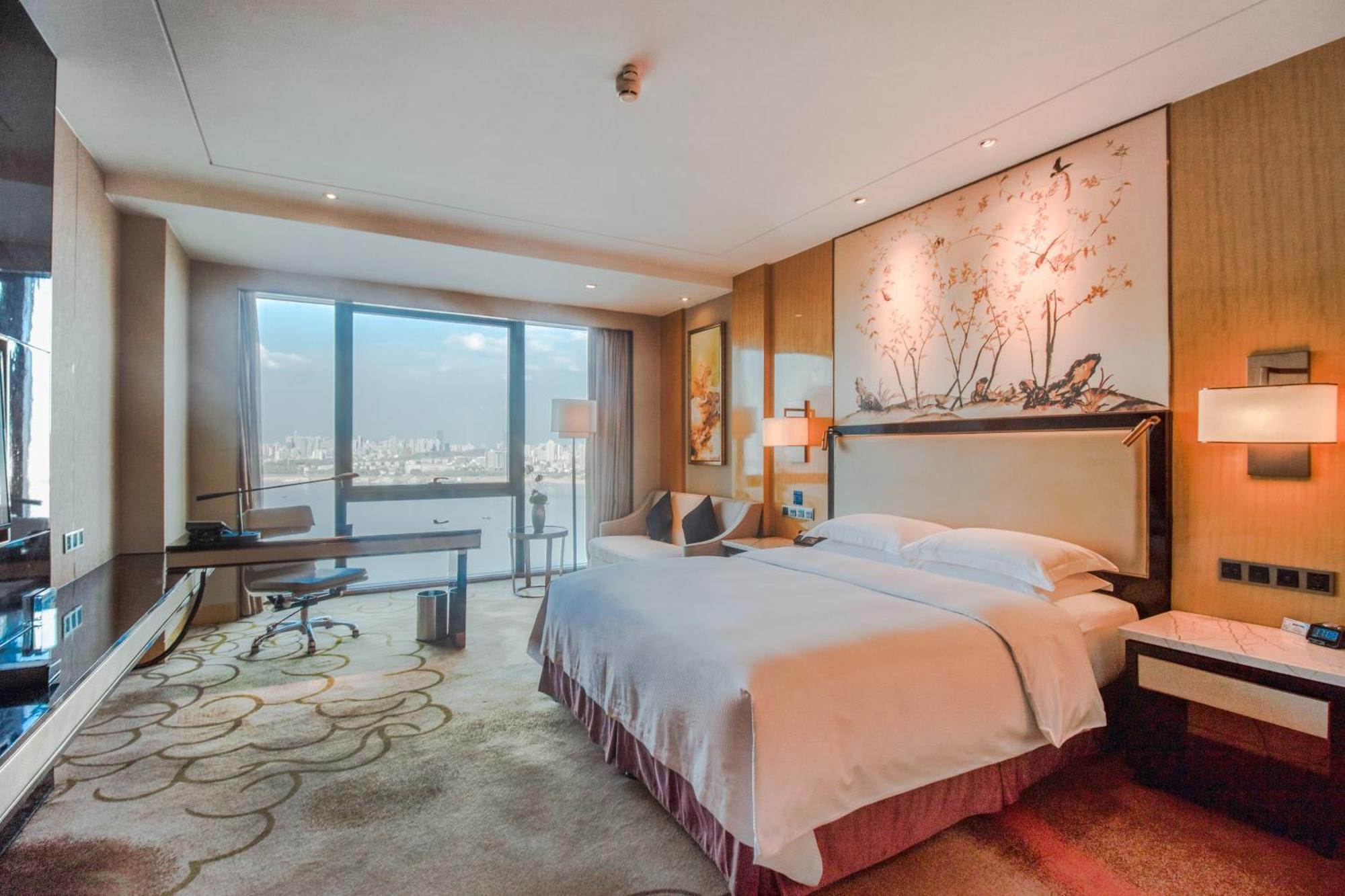 Hilton Wuhan Yangtze Riverside Экстерьер фото