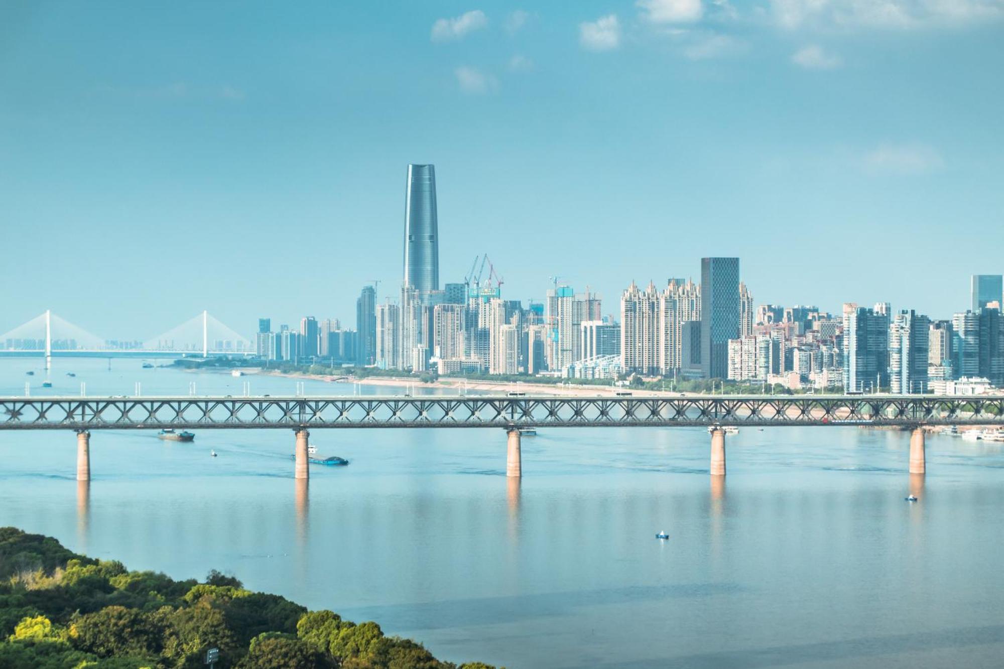 Hilton Wuhan Yangtze Riverside Экстерьер фото