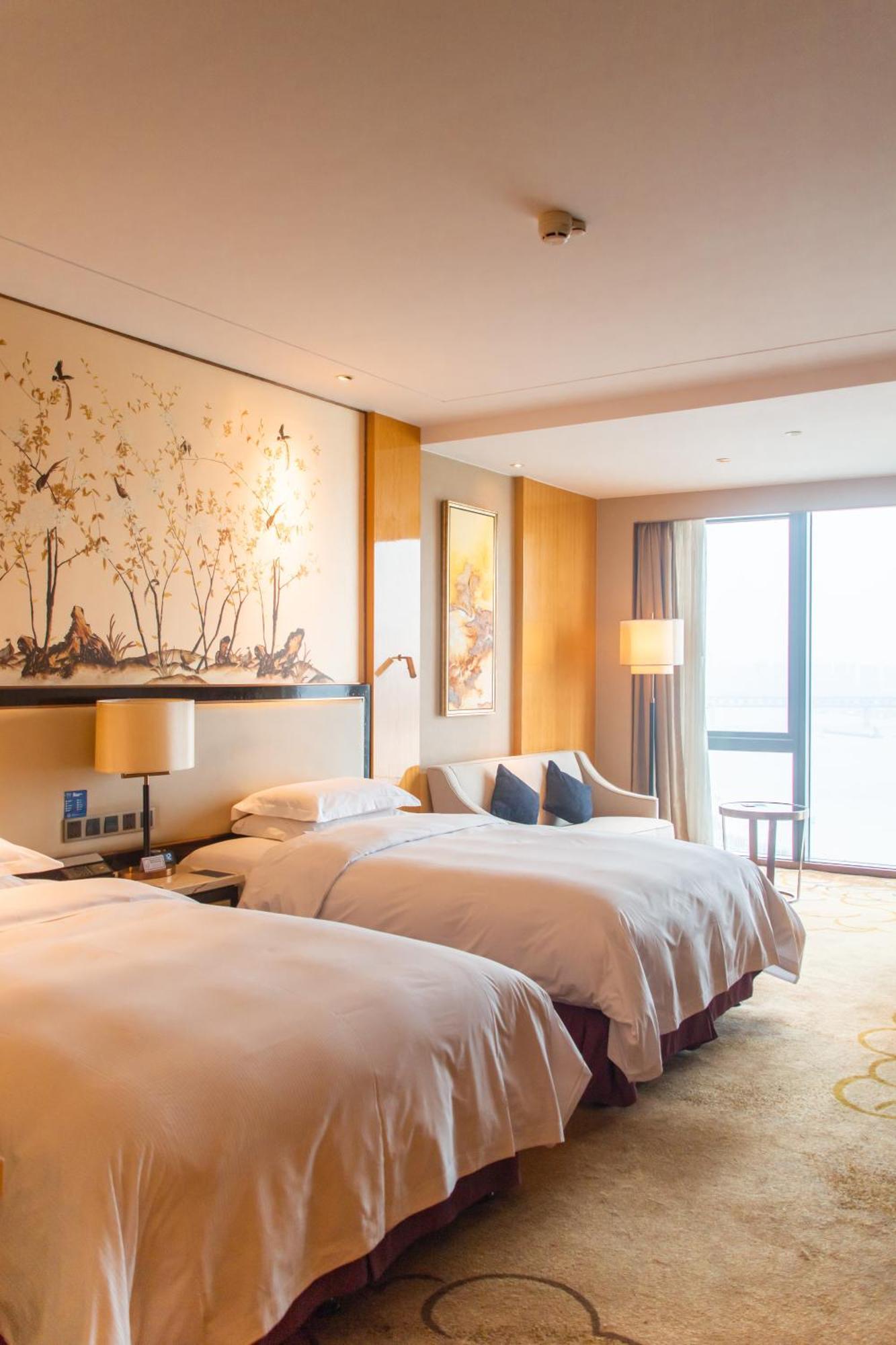Hilton Wuhan Yangtze Riverside Экстерьер фото