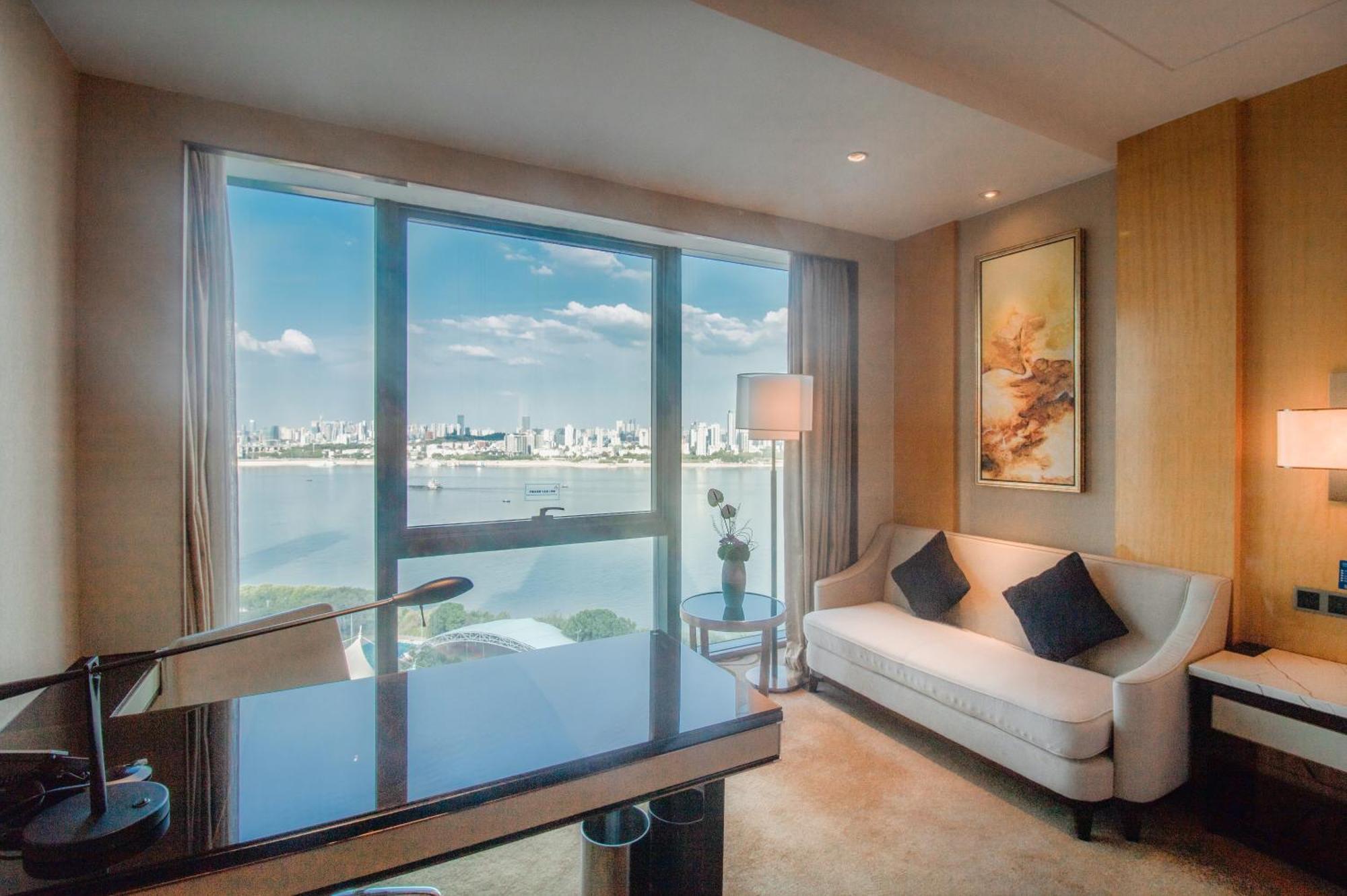 Hilton Wuhan Yangtze Riverside Экстерьер фото