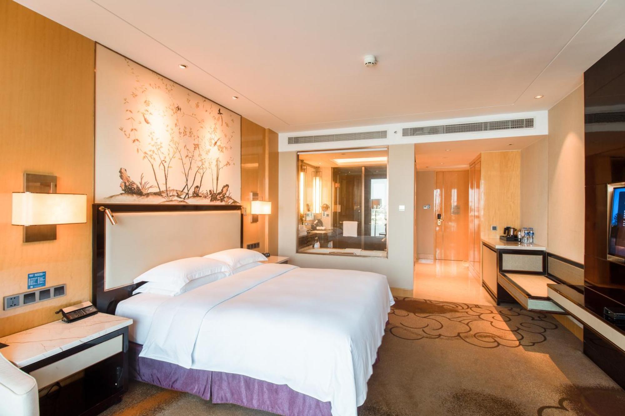 Hilton Wuhan Yangtze Riverside Экстерьер фото