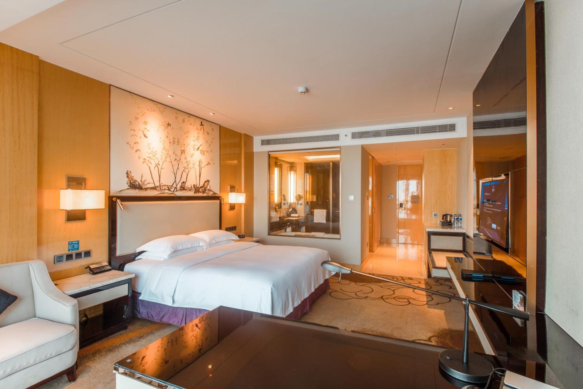 Hilton Wuhan Yangtze Riverside Экстерьер фото