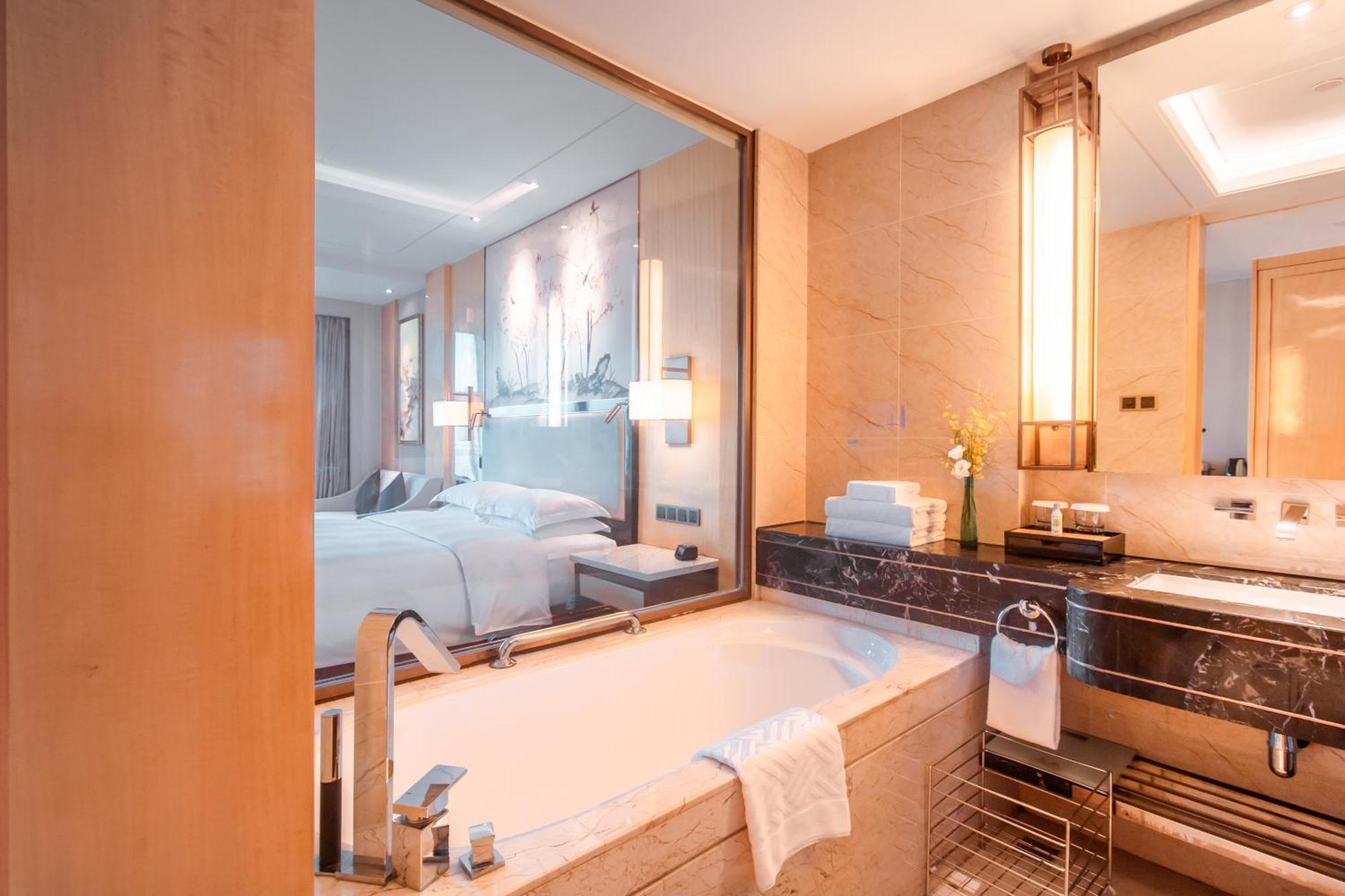 Hilton Wuhan Yangtze Riverside Экстерьер фото