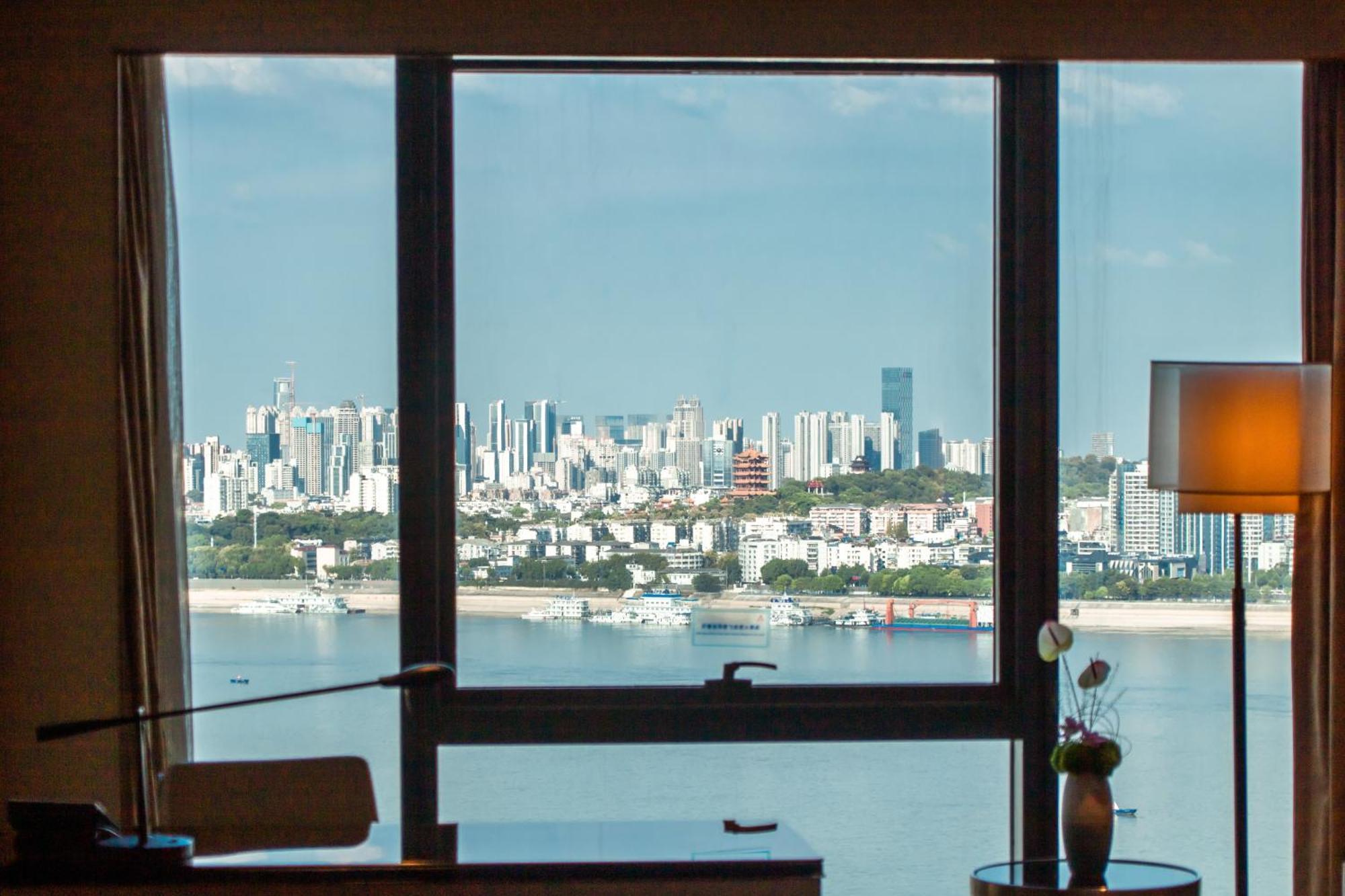 Hilton Wuhan Yangtze Riverside Экстерьер фото